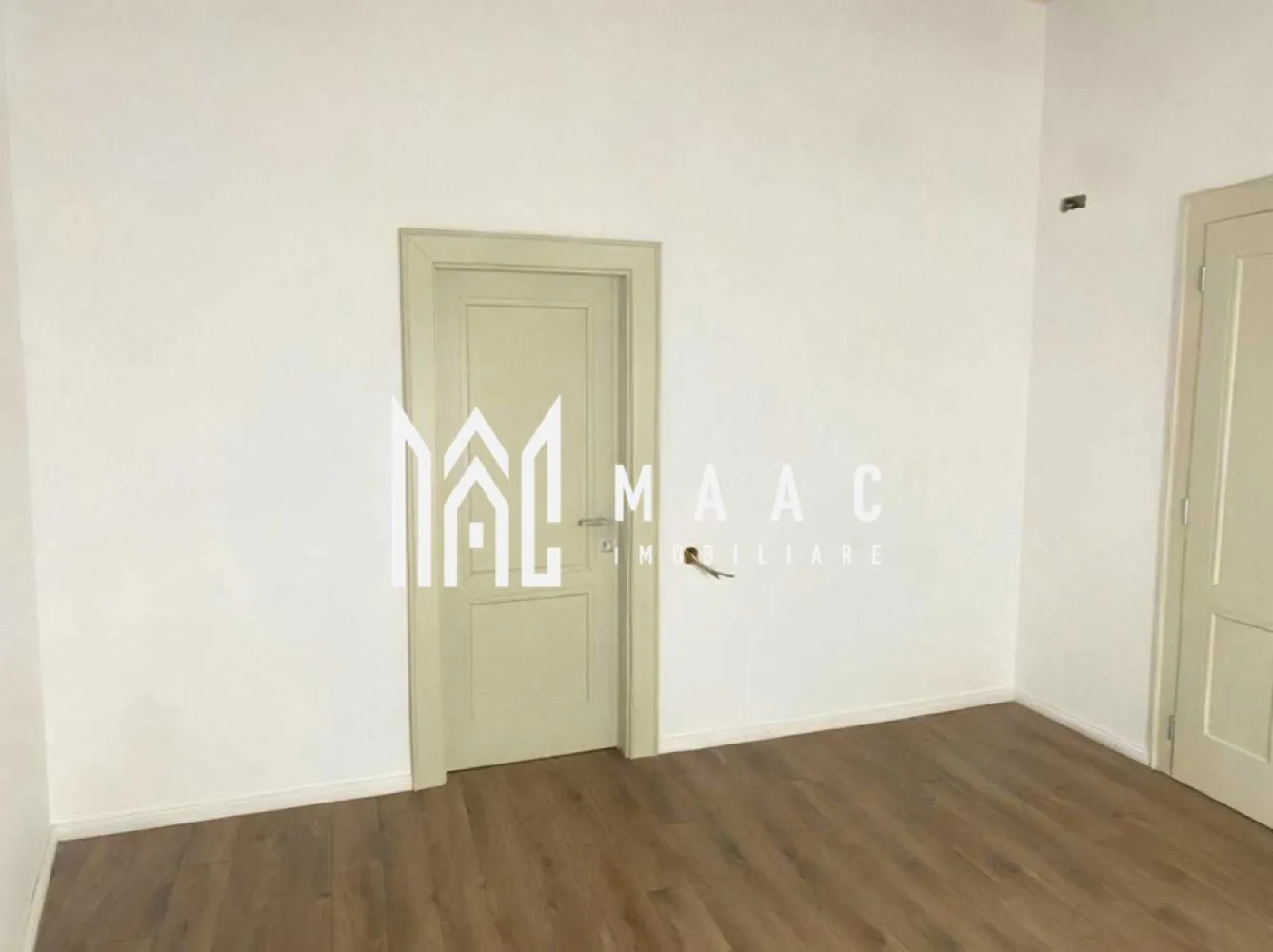 Apartament 3 camere | 80 MPU | Renovat | Ultracentral - MAAC Imobiliare vă propune spre vânzare un apartament complet renovat, cu 3 camere, semidecomandat, în centrul istoric. Proprietatea dispune de o suprafață utilă de 80 mp, oferind un ambient elegant, luminos și perfect pentru rezidență sau investiție. Apartamentul a fost renovat complet în 2025, cu finisaje moderne și instalații noi, pregătit pentru a fi locuit imediat. Compartimentare: Living Două dormitoare Bucătărie Baie Hol generos cu spațiu pentru depozitare Avantaje: Poziționare excelentă, pe una dintre cele mai emblematice artere ale orașului Ideal pentru locuință personală sau investiție în regim hotelier Acces imediat la restaurante, cafenele, muzee Pentru mai multe detalii sau pentru a programa o vizionare, vă rugăm să ne contactați. Specificați ID-ul CP2798422. }}