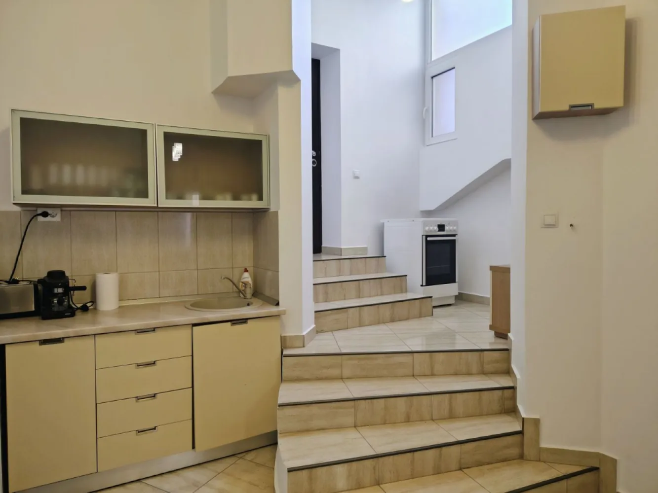 Apartament 2 camere Parc Traian , 400 E neg. Comision 50% - Apartament 2 camere – zonă ultra central ,Parcul Traian Oradea ,semidecomandat ,parter inalt . 400 E negociabil. Comision 50% Se oferă spre inchiriere apartament cu 2 camere, semidecomandat, situat în zonă ultra centrală, potrivit atât uz residential sau birouri complet mobilat si utilat. Suprafață utilă: 64 mp Suprafață construită: 87 mp Boxă exterioara : 4 mp renovata Înălțime camere: 3,6 m Apartamentul este complet renovat, interior și exterior in anul 2025, mobilat și echipat cu electrocasnice. Dispune de bucătărie utilată, parchet din lemn masiv , uși interioare din lemn masiv, ușă metalică la intrare, geamuri termopan la exterior și ferestre din lemn la interior.Cladirea a fost renovata complect interior si exterior. Încălzirea este asigurată prin punct termic propriu al condominiului, cu distribuție prin calorifere. Imobilul este situat aproape de mijloace de transport în comun și puncte de interes din zona centrală. Contact :0751 777 844 Madian Bosca }}