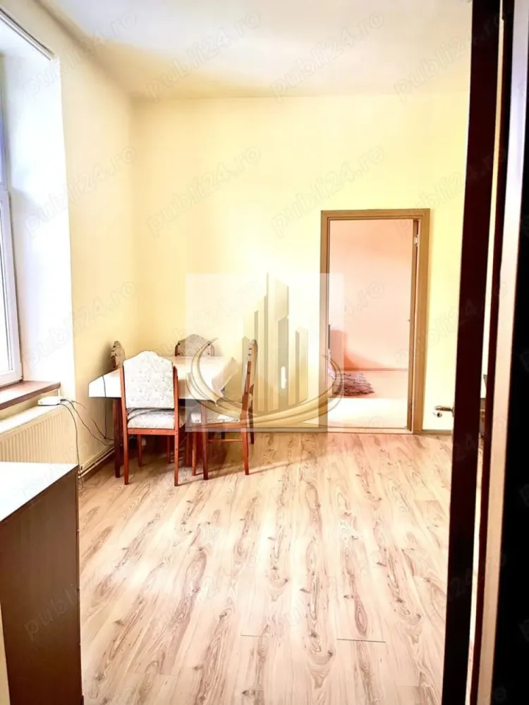 🔑 2 Camere | Semicentral | Renovat | Ideal Locuință sau Investiție - Grand Mobilis Imobiliare vă propune spre vânzare un apartament cu 2 camere, la curte comuna, situat într-o zonă semicentrală din Timișoara, excelent poziționată și foarte bine conectată. Apartamentul îmbină farmecul unei clădiri solide cu avantajele unei renovări recente, fiind o alegere inspirată atât pentru locuit, cât și pentru investiție. 📐 Detalii proprietate: Suprafață utilă: 47 mp Suprafață construită: 58 mp Compartimentare practică: Acces prin bucătărie Baie Cameră de zi generoasă (poate fi folosită și ca dormitor) Dormitor spațios 🏢 Dotări și renovări: Apartament recent renovat Centrală proprie pe gaz Instalație sanitară schimbată Instalație electrică refăcută Parchet nou Aer condiționat Geamuri termopan Clădire veche, dar fără statut de monument istoric 📍 Locație – un real avantaj: Poziție semicentrală, cu acces rapid către oraș În apropiere: magazine, restaurante, cafenele La câteva minute de Piața Badea Cârțan Aproape de mijloace de transport Acces facil către centru, universități și principalele puncte de interes La câteva minute de mers pe jos de malul Begăi și parcurile din zonă În proximitatea zonei Piața Traian, aflată în plin proces de modernizare – un factor important pentru creșterea valorii proprietăților din zonă 💼 Potrivit pentru: ✔️ Cupluri sau studenți, datorită poziției și compartimentării ✔️ Investitori, având în vedere randamentul ridicat de închiriere din zonă și potențialul de apreciere al prețului 📞 Pentru mai multe informații și programarea unei vizionări, echipa Grand Mobilis Imobiliare vă stă la dispoziție! }}