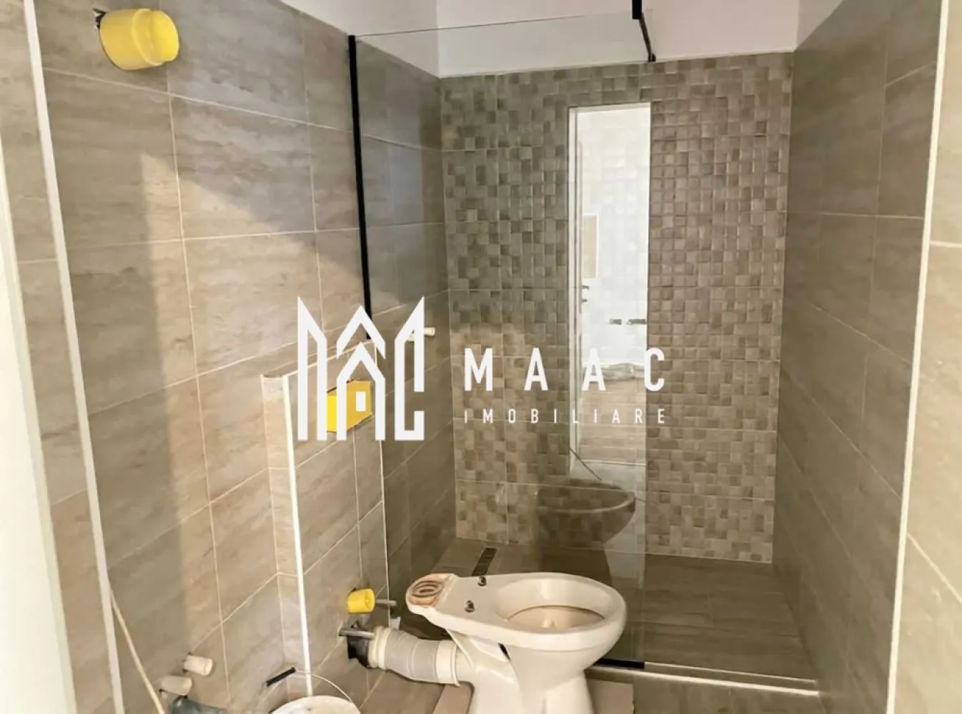 Apartament 3 camere | 80 MPU | Renovat | Ultracentral - MAAC Imobiliare vă propune spre vânzare un apartament complet renovat, cu 3 camere, semidecomandat, în centrul istoric. Proprietatea dispune de o suprafață utilă de 80 mp, oferind un ambient elegant, luminos și perfect pentru rezidență sau investiție. Apartamentul a fost renovat complet în 2025, cu finisaje moderne și instalații noi, pregătit pentru a fi locuit imediat. Compartimentare: Living Două dormitoare Bucătărie Baie Hol generos cu spațiu pentru depozitare Avantaje: Poziționare excelentă, pe una dintre cele mai emblematice artere ale orașului Ideal pentru locuință personală sau investiție în regim hotelier Acces imediat la restaurante, cafenele, muzee Pentru mai multe detalii sau pentru a programa o vizionare, vă rugăm să ne contactați. Specificați ID-ul CP2798422. }}