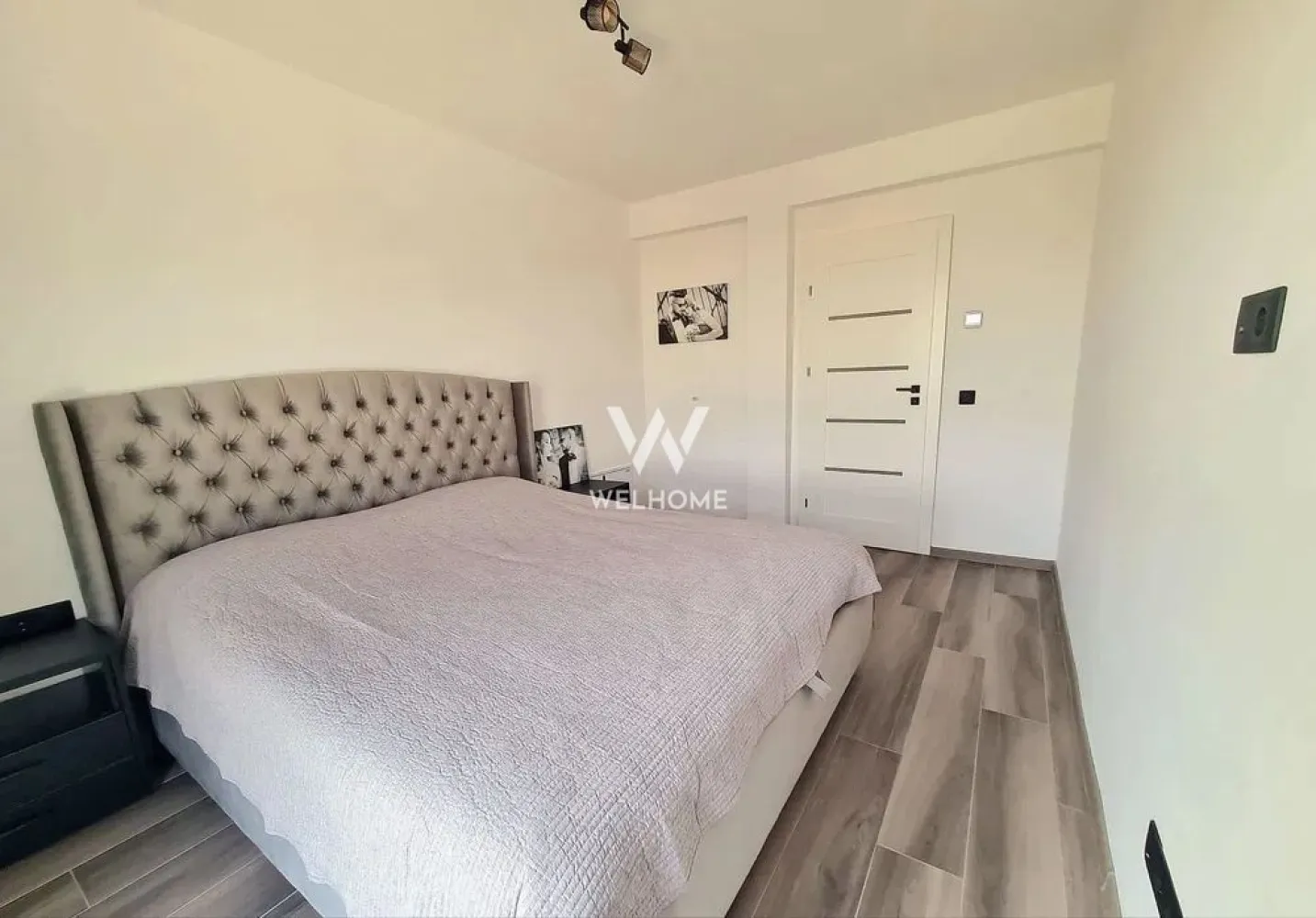 Casă modernă 4 camere, complet mobilată și utilată – Calea Cisnădiei - Vă propunem spre vânzare o casă modernă, complet mobilată și utilată, situată pe Calea Cisnădiei, într-o zonă în plină dezvoltare, ideală pentru locuit. Imobilul are o suprafață utilă de 116 mp si compartimentare bine gandita si practica: Parter: living open-space cu bucătărie si baie Etaj 1: 2 dormitoare, dressing si baie Etaj 2: cameră spațioasă, ideală pentru depozitare sau amenajarea unui al treilea dormitor / birou Casa este dotată cu pompă de căldură Wolf și beneficiază de încălzire în pardoseală, oferind un confort termic ridicat și eficiență energetică. Se vinde complet mobilată și utilată, fiind pregătită pentru mutare imediată. Toate instalațiile sunt pe bază de energie electrică. Preț: 225.000 € (negociabil) O alegere ideală pentru cei care caută o locuință modernă, confortabilă și gata de locuit. Telefon: 0756 094 405 }}