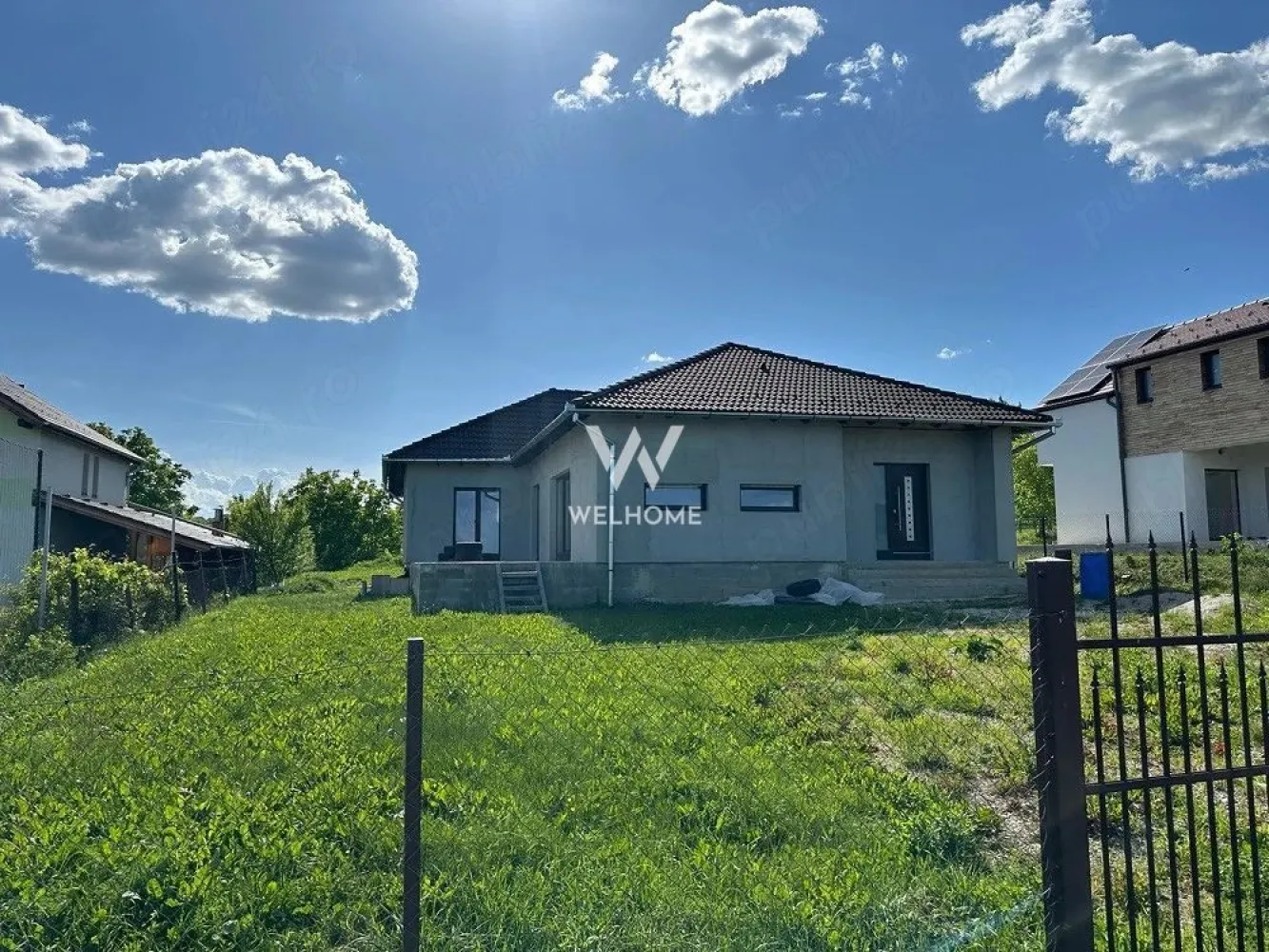 Casă spațioasă de vânzare în Daia Nouă – teren 810 mp - Vă propunem spre vânzare o casă individuală situată în Daia Nouă, județul Sibiu, amplasată într-o zonă liniștită, aerisită, cu vecinătăți formate exclusiv din case. Proprietatea este construită pe un teren generos de 810 mp și are o suprafață utilă de 153 mp, fiind compartimentată modern și eficient: * living open space cu bucătărie și zonă de dining * 3 dormitoare * 3 băi * cameră tehnică * pivniță de 21 mp În plus, casa dispune de o terasă neacoperită de 35 mp, ideală pentru relaxare. Construcția este realizată din cărămidă Porotherm, cu acoperiș Bramac și tâmplărie Salamander tripan (6 camere), oferind durabilitate și eficiență energetică. Imobilul se predă la stadiul de gri, atât la interior, cât și la exterior, oferindu-vă libertatea de a-l amenaja după propriul gust. Pe teren se regăsesc un foișor și o fântână, iar utilitățile sunt parțial disponibile: curent electric tras în casă si apă și canalizare in fata proprietății. O alegere excelentă pentru cei care își doresc liniște, spațiu și intimitate, la doar câteva minute de Sibiu. Pret: 165 000 euro negociabil Telefon: 0756 094 405 }}