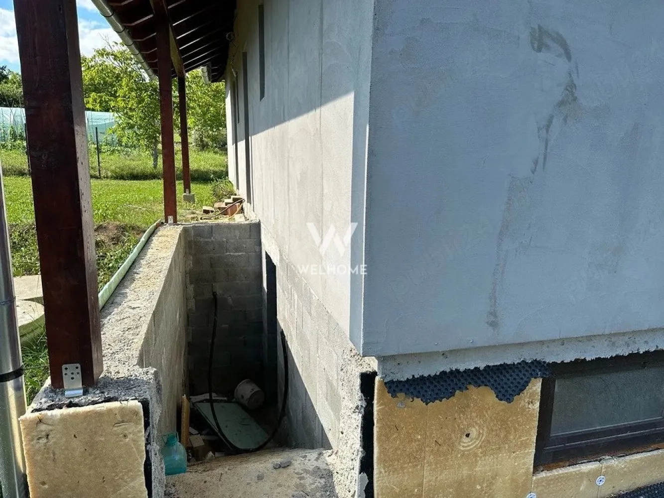 Casă spațioasă de vânzare în Daia Nouă – teren 810 mp - Vă propunem spre vânzare o casă individuală situată în Daia Nouă, județul Sibiu, amplasată într-o zonă liniștită, aerisită, cu vecinătăți formate exclusiv din case. Proprietatea este construită pe un teren generos de 810 mp și are o suprafață utilă de 153 mp, fiind compartimentată modern și eficient: * living open space cu bucătărie și zonă de dining * 3 dormitoare * 3 băi * cameră tehnică * pivniță de 21 mp În plus, casa dispune de o terasă neacoperită de 35 mp, ideală pentru relaxare. Construcția este realizată din cărămidă Porotherm, cu acoperiș Bramac și tâmplărie Salamander tripan (6 camere), oferind durabilitate și eficiență energetică. Imobilul se predă la stadiul de gri, atât la interior, cât și la exterior, oferindu-vă libertatea de a-l amenaja după propriul gust. Pe teren se regăsesc un foișor și o fântână, iar utilitățile sunt parțial disponibile: curent electric tras în casă si apă și canalizare in fata proprietății. O alegere excelentă pentru cei care își doresc liniște, spațiu și intimitate, la doar câteva minute de Sibiu. Pret: 165 000 euro negociabil Telefon: 0756 094 405 }}