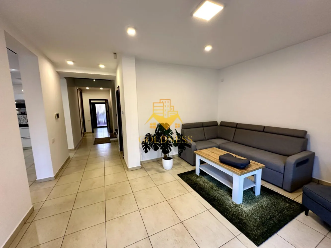 Casa 5 camere, Gheorgheni, Curte, Garaj, Titulescu, Interservisan - Casă spațioasă de închiriat în Gheorgheni – ideală pentru familie sau birouri Vă propunem spre închiriere o casă modernă și generoasă, situată într-una dintre cele mai căutate zone din Cluj-Napoca – Gheorgheni, potrivită atât pentru locuit, cât și pentru activități de birou. Proprietatea are o suprafață utilă de 175 mp și este dispusă pe P+1 + pod, oferind un spațiu bine compartimentat și funcțional. Compartimentare inteligentă: Parter (semidecomandat): * sufragerie spațioasă, open-space cu bucătăria * bucătărie complet mobilată și utilată (inclusiv mașină de spălat vase) * acces facil către curte * scară interioară din lemn, cu design elegant Etaj (decomandat): * 3 dormitoare + 1 cameră birou * dormitor matrimonial cu baie proprie, dressing separat și balcon propriu * 2 dormitoare secundare cu balcon comun * baie pe hol * hol spectaculos cu podea din sticlă, oferind vizibilitate către parter Dotări și beneficii: * 3 băi * 2 balcoane * încălzire în pardoseală + centrală proprie * 3 aparate de aer condiționat * debara + pod pentru depozitare * garaj + 4 locuri de parcare * curte liberă de aproximativ 250 mp, cu zonă amenajată pentru grătar Casa se închiriază semimobilată, oferind flexibilitate în amenajare, în funcție de preferințele chiriașilor. Zona Gheorgheni oferă un echilibru ideal între liniște și acces rapid către principalele puncte de interes din oraș. La o distanță de 20 minute de mers pe jos pana în centrul orașului. Dacă sunteți interesați de acest apartament și doriți să îl vizionați, dar și pentru alte oferte nu ezitați să ne contactați telefonic sau prin e-mail. Vă stăm la dispoziție! Video cu turul casei la cerere pe whatsapp. Pentru intermediere se percepe un comision de 50% din prețul chiriei! }}