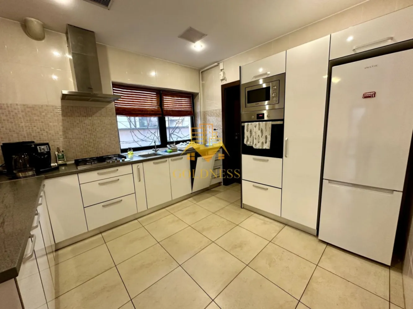 Casa 5 camere, Gheorgheni, Curte, Garaj, Titulescu, Interservisan - Casă spațioasă de închiriat în Gheorgheni – ideală pentru familie sau birouri Vă propunem spre închiriere o casă modernă și generoasă, situată într-una dintre cele mai căutate zone din Cluj-Napoca – Gheorgheni, potrivită atât pentru locuit, cât și pentru activități de birou. Proprietatea are o suprafață utilă de 175 mp și este dispusă pe P+1 + pod, oferind un spațiu bine compartimentat și funcțional. Compartimentare inteligentă: Parter (semidecomandat): * sufragerie spațioasă, open-space cu bucătăria * bucătărie complet mobilată și utilată (inclusiv mașină de spălat vase) * acces facil către curte * scară interioară din lemn, cu design elegant Etaj (decomandat): * 3 dormitoare + 1 cameră birou * dormitor matrimonial cu baie proprie, dressing separat și balcon propriu * 2 dormitoare secundare cu balcon comun * baie pe hol * hol spectaculos cu podea din sticlă, oferind vizibilitate către parter Dotări și beneficii: * 3 băi * 2 balcoane * încălzire în pardoseală + centrală proprie * 3 aparate de aer condiționat * debara + pod pentru depozitare * garaj + 4 locuri de parcare * curte liberă de aproximativ 250 mp, cu zonă amenajată pentru grătar Casa se închiriază semimobilată, oferind flexibilitate în amenajare, în funcție de preferințele chiriașilor. Zona Gheorgheni oferă un echilibru ideal între liniște și acces rapid către principalele puncte de interes din oraș. La o distanță de 20 minute de mers pe jos pana în centrul orașului. Dacă sunteți interesați de acest apartament și doriți să îl vizionați, dar și pentru alte oferte nu ezitați să ne contactați telefonic sau prin e-mail. Vă stăm la dispoziție! Video cu turul casei la cerere pe whatsapp. Pentru intermediere se percepe un comision de 50% din prețul chiriei! }}