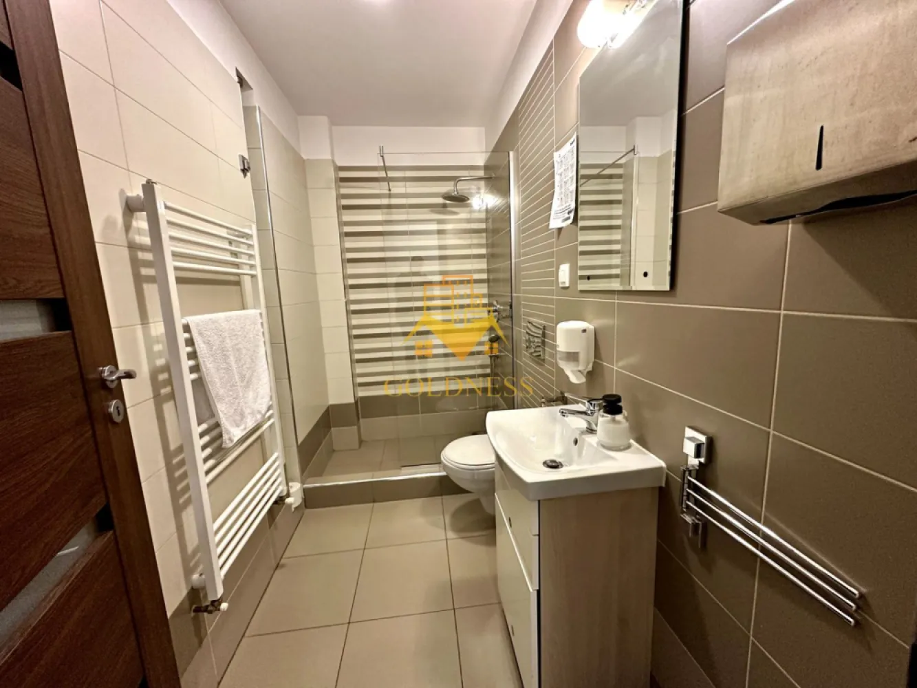 Casa 5 camere, Gheorgheni, Curte, Garaj, Titulescu, Interservisan - Casă spațioasă de închiriat în Gheorgheni – ideală pentru familie sau birouri Vă propunem spre închiriere o casă modernă și generoasă, situată într-una dintre cele mai căutate zone din Cluj-Napoca – Gheorgheni, potrivită atât pentru locuit, cât și pentru activități de birou. Proprietatea are o suprafață utilă de 175 mp și este dispusă pe P+1 + pod, oferind un spațiu bine compartimentat și funcțional. Compartimentare inteligentă: Parter (semidecomandat): * sufragerie spațioasă, open-space cu bucătăria * bucătărie complet mobilată și utilată (inclusiv mașină de spălat vase) * acces facil către curte * scară interioară din lemn, cu design elegant Etaj (decomandat): * 3 dormitoare + 1 cameră birou * dormitor matrimonial cu baie proprie, dressing separat și balcon propriu * 2 dormitoare secundare cu balcon comun * baie pe hol * hol spectaculos cu podea din sticlă, oferind vizibilitate către parter Dotări și beneficii: * 3 băi * 2 balcoane * încălzire în pardoseală + centrală proprie * 3 aparate de aer condiționat * debara + pod pentru depozitare * garaj + 4 locuri de parcare * curte liberă de aproximativ 250 mp, cu zonă amenajată pentru grătar Casa se închiriază semimobilată, oferind flexibilitate în amenajare, în funcție de preferințele chiriașilor. Zona Gheorgheni oferă un echilibru ideal între liniște și acces rapid către principalele puncte de interes din oraș. La o distanță de 20 minute de mers pe jos pana în centrul orașului. Dacă sunteți interesați de acest apartament și doriți să îl vizionați, dar și pentru alte oferte nu ezitați să ne contactați telefonic sau prin e-mail. Vă stăm la dispoziție! Video cu turul casei la cerere pe whatsapp. Pentru intermediere se percepe un comision de 50% din prețul chiriei! }}