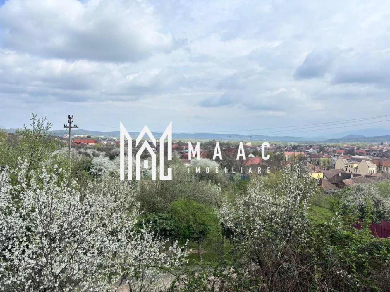 Teren Intravilan | 855 MP | Săliște - MAAC vă propune spre vânzare un teren intravilan cu un real potențial, situat în pitoreasca localitate Săliște, în inima Mărginimii Sibiului – o zonă recunoscută pentru autenticitatea sa, aerul curat și cadrul natural deosebit.

Proprietatea are o suprafață de 855 mp și beneficiază de o geometrie excelentă, ideală pentru dezvoltarea unei locuințe individuale. Terenul este deja măsurat și înregistrat în sistemul Eterra, oferind siguranță juridică și transparență în procesul de achiziție.

Unul dintre principalele avantaje îl reprezintă utilitățile disponibile la poartă, facilitând demararea rapidă a construcției. Amplasarea este într-o zonă foarte bună, liniștită, dar totodată accesibilă, perfectă pentru cei care își doresc o locuință într-un cadru natural, departe de agitația urbană, fără a renunța la confort.

Terenul este ideal pentru construirea unei case de locuit, oferind spațiul necesar pentru un proiect personalizat, într-o comunitate cu tradiție și peisaje deosebite.

Prețul este exprimat per metru pătrat și este negociabil.

Pentru mai multe detalii sau pentru a programa o vizionare, vă rugăm să ne contactați specificând ID : CP3029112