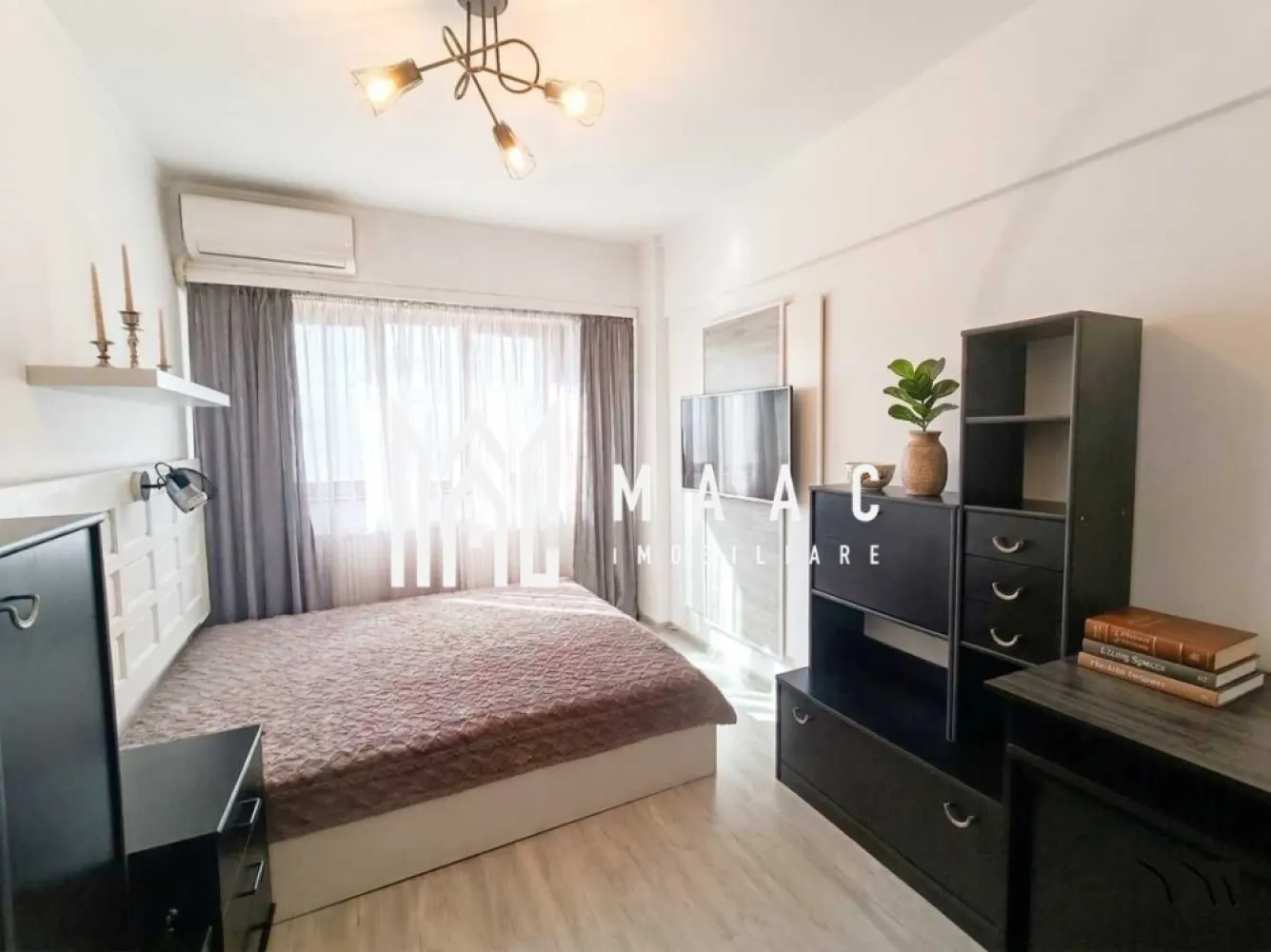 Apartament 3 Camere | 71MPU | Etaj 4 | Dem Radulescu - MAAC Imobiliare vă propune spre vânzare un apartament cu 3 camere, complet decomandat, cu o suprafață utilă de 71 mp, ideal pentru cei care își doresc confort, funcționalitate și o priveliște deschisă asupra orașului. Situat la etajul 4 din 10, într-un bloc liniștit, dotat cu lift nou, apartamentul oferă un echilibru excelent între accesibilitate și intimitate. Se vinde complet mobilat și utilat, exact ca în fotografii – gata pentru mutare imediată, fără investiții suplimentare. Confort & dotări: Centrală termică proprie Viessmann în condensare – eficiență ridicată și costuri reduse Termostat WiFi, control direct din telefon Aer condiționat cu inverter Instalații bine întreținute Compartimentare: Decomandat – spații bine delimitate Camere luminoase Holuri generoase, decorate cu oglinzi ce amplifică senzația de spațiu Bucătărie complet utilată Localizare & avantaje: Vedere panoramică către zona Annabella Retail Park, McDonald’s și Proper Pizza Poziționare excelentă pentru familii – chiar lângă Școala „Anton Pann” Acces facil la magazine, servicii și puncte de interes De ce merită: Gata de locuit / ideal pentru investiție Compartimentare practică, rară pe piață Pentru mai multe detalii sau pentru a programa o vizionare va rugam sa ne contactati specificand ID: CP3038559
