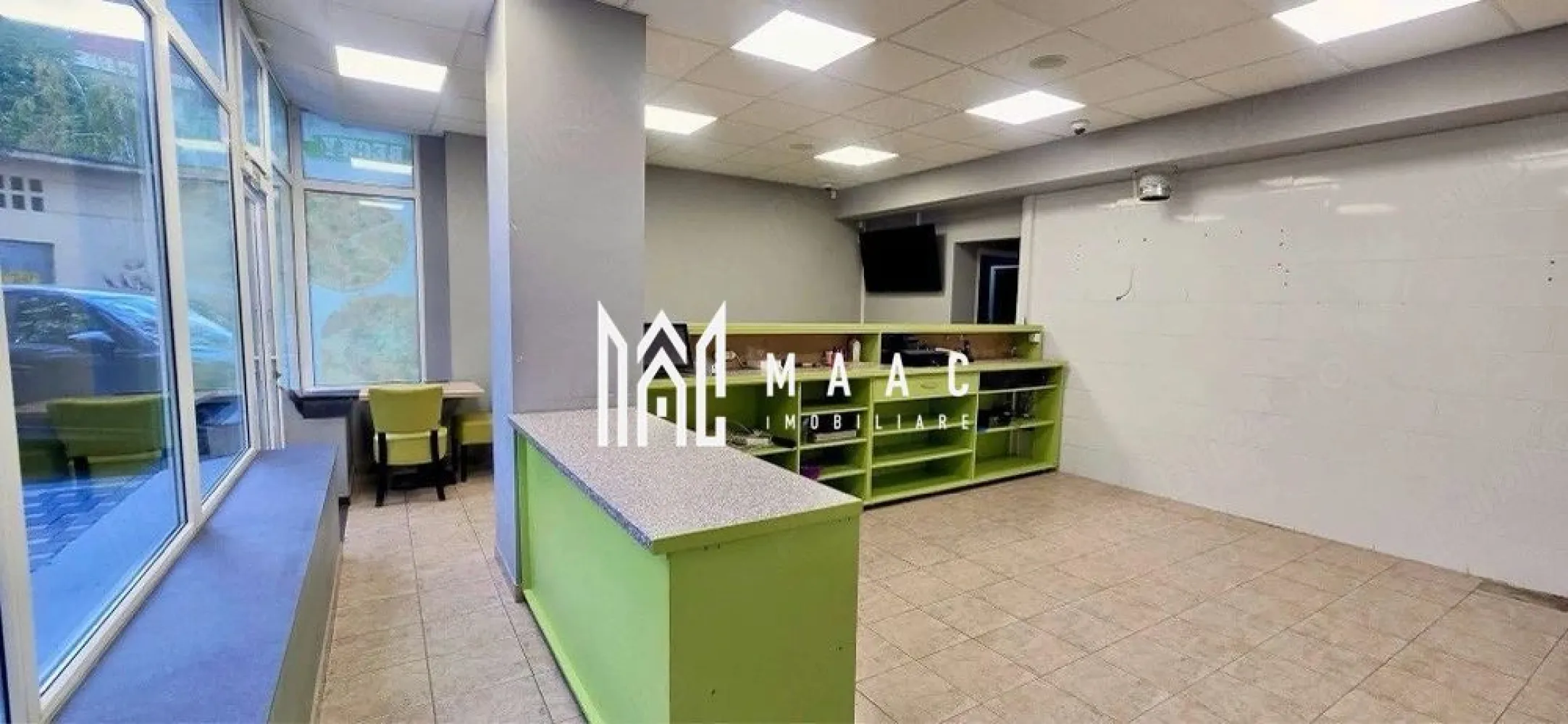 Spațiu Comercial Premium de Vânzare Zona Nord Strada Rapsodiei, Bloc H7 Parter - MAAC Imobiliare vă propune spre vânzare sau închiriere un spațiu comercial premium situat în zona Nord, la parterul unui imobil modern, pe strada Rapsodiei, Bloc H7. Proprietatea beneficiază de o poziționare excelentă, într-o zonă cu trafic pietonal ridicat și vizibilitate foarte bună, fiind potrivită pentru afaceri care se bazează pe flux constant de clienți în proximitate. Prețul de vânzare este de 164.000 EUR, iar prețul de închiriere este de 850 EUR. Suprafața totală utilă a spațiului este de 54,78 mp, compartimentată eficient pentru desfășurarea diverselor activități comerciale sau profesionale: -spațiu comercial: 33,69 mp -birou: 12,24 mp -hol: 3,52 mp -spălătorie: 1,80 mp -WC: 1,10 mp -hol acces secundar Spațiul este ideal pentru multiple domenii de activitate, precum cabinete medicale, salon de înfrumusețare, showroom, birouri, farmacie sau punct farmaceutic, supermarket de proximitate sau orice tip de business care necesită expunere vizibilă și acces facil pentru clienți. Datorită poziționării strategice și compartimentării funcționale, această proprietate reprezintă o oportunitate excelentă atât pentru dezvoltarea unei afaceri, cât și ca investiție pe termen lung. Pentru mai multe detalii și pentru a programa o vizionare, vă rugăm să menționați la telefon numărul CP3040737.