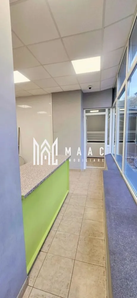 Spațiu Comercial Premium de Vânzare | Zona Nord | Strada Rapsodiei - MAAC Imobiliare vă propune spre vânzare sau închiriere un spațiu comercial premium situat în zona Nord, la parterul unui imobil modern, pe strada Rapsodiei, Bloc H7. Proprietatea beneficiază de o poziționare excelentă, într-o zonă cu trafic pietonal ridicat și vizibilitate foarte bună, fiind potrivită pentru afaceri care se bazează pe flux constant de clienți în proximitate. Prețul de vânzare este de 164.000 EUR, iar prețul de închiriere este de 850 EUR. Suprafața totală utilă a spațiului este de 54,78 mp, compartimentată eficient pentru desfășurarea diverselor activități comerciale sau profesionale: -spațiu comercial: 33,69 mp -birou: 12,24 mp -hol: 3,52 mp -spălătorie: 1,80 mp -WC: 1,10 mp -hol acces secundar Spațiul este ideal pentru multiple domenii de activitate, precum cabinete medicale, salon de înfrumusețare, showroom, birouri, farmacie sau punct farmaceutic, supermarket de proximitate sau orice tip de business care necesită expunere vizibilă și acces facil pentru clienți. Datorită poziționării strategice și compartimentării funcționale, această proprietate reprezintă o oportunitate excelentă atât pentru dezvoltarea unei afaceri, cât și ca investiție pe termen lung. Pentru mai multe detalii și pentru a programa o vizionare, vă rugăm să menționați la telefon numărul CP3040737.
