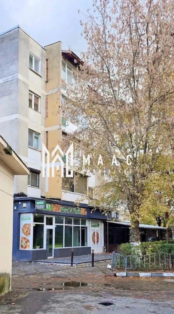 Spațiu Comercial Premium de Vânzare | Zona Nord | Strada Rapsodiei - MAAC Imobiliare vă propune spre vânzare sau închiriere un spațiu comercial premium situat în zona Nord, la parterul unui imobil modern, pe strada Rapsodiei, Bloc H7. Proprietatea beneficiază de o poziționare excelentă, într-o zonă cu trafic pietonal ridicat și vizibilitate foarte bună, fiind potrivită pentru afaceri care se bazează pe flux constant de clienți în proximitate. Prețul de vânzare este de 164.000 EUR, iar prețul de închiriere este de 850 EUR. Suprafața totală utilă a spațiului este de 54,78 mp, compartimentată eficient pentru desfășurarea diverselor activități comerciale sau profesionale: -spațiu comercial: 33,69 mp -birou: 12,24 mp -hol: 3,52 mp -spălătorie: 1,80 mp -WC: 1,10 mp -hol acces secundar Spațiul este ideal pentru multiple domenii de activitate, precum cabinete medicale, salon de înfrumusețare, showroom, birouri, farmacie sau punct farmaceutic, supermarket de proximitate sau orice tip de business care necesită expunere vizibilă și acces facil pentru clienți. Datorită poziționării strategice și compartimentării funcționale, această proprietate reprezintă o oportunitate excelentă atât pentru dezvoltarea unei afaceri, cât și ca investiție pe termen lung. Pentru mai multe detalii și pentru a programa o vizionare, vă rugăm să menționați la telefon numărul CP3040737.