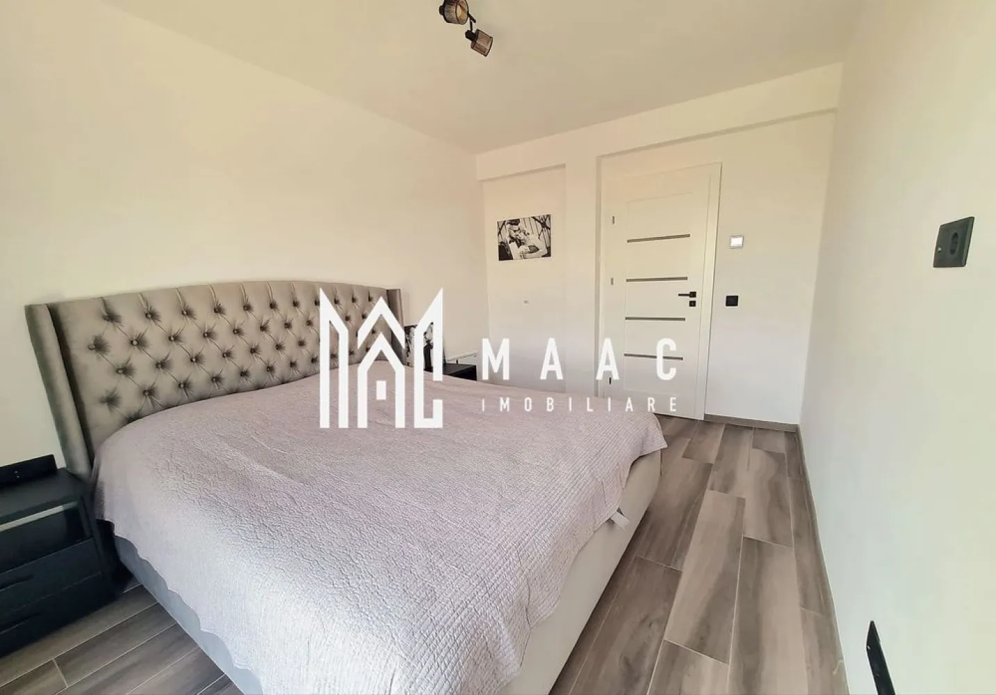 Casă | 5 camere | 116 mp utili | Curte 150 mp | Calea Cisnădiei - Maac Imobiliare prezintă o casă modernă, situată pe Calea Cisnădiei, ideală pentru o familie care își dorește confort, eficiență energetică și un spațiu bine compartimentat. Imobilul are o suprafață utilă de 116 mp și este amplasat pe un teren cu o curte liberă de aproximativ 150 mp, perfectă pentru relaxare sau amenajare după propriul gust. Compartimentarea este practică și bine gândită: Parterul este compus dintr-un living generos cu bucătărie open-space, oferind un spațiu luminos și primitor, precum și o baie. Etajul 1 dispune de două dormitoare, un dressing și o baie, fiind zona dedicată odihnei. Etajul 2 oferă o cameră spațioasă, ideală atât pentru depozitare, cât și pentru amenajarea unui al treilea dormitor sau birou. Locuința beneficiază de dotări moderne, printre care pompă de căldură Wolf și încălzire în pardoseală, asigurând un confort termic ridicat și costuri eficiente de întreținere. Casa se vinde complet mobilată și utilată, fiind pregătită pentru mutare imediată. Pentru mai multe detalii precizati telefonic ca ati vazut anuntul ID: CP3041504