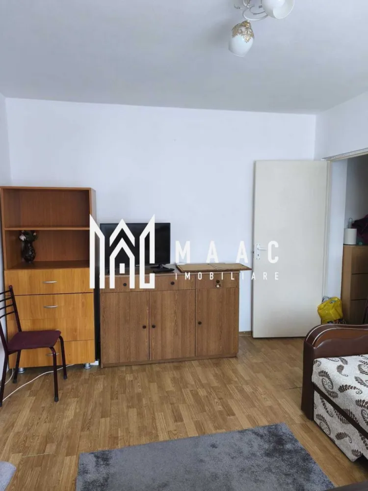 Apartament 2 camere | Etaj 4 | 37 MPU | Cedonia - MAAC Imobiliare vă propune spre închiriere un apartament cu 2 camere, situat la etajul 4, într-o zonă accesibilă din Sibiu. Locuința oferă un spațiu practic, potrivit pentru o persoană sau un cuplu. Detalii apartament Suprafață utilă: 37 mp Etaj: 4 Compartimentare: nedecomandat Zonă de zi cu pardoseală din lemn Bucătărie și baie cu gresie Dotări Baie cu duș, chiuvetă și toaletă Spațiu bine întreținut Locuință funcțională și ușor de întreținut Avantaje locație Aproape de mijloace de transport în comun Stație de autobuz la câțiva pași În apropiere de cafenele, restaurante și centre educaționale Zonă bine conectată la oraș Potrivit pentru persoană singură cuplu Pentru detalii suplimentare, consultanță sau programarea unei vizionări, va rugăm să ne contactati specificand ID: CP3042290