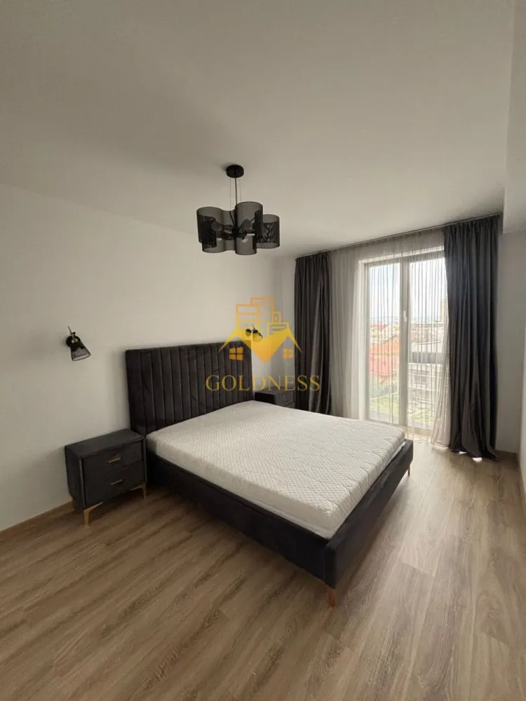 2 camere, Gheorgheni, Constantin Brâncuși, Bloc nou, Mega, BT, Parcare - GOLDNESS Imobiliare vă propune spre închiriere un apartament cu 2 camere complet mobilat și utilat, la etajul 3 într-un imobil de 5 etaje, în Cartierul Gheorgheni. Dispune de loc de parcare subteran. Se află în apropierea stațiilor de transport în comun, magazine, restaurante, spații verzi, farmacii, etc. Apartamentul este compartimentat astfel: - dormitor cu pat matrimonial, dressing, noptiere - living cu canapea extensibilă - bucătărie open space complet utilată și mobilată, loc de servit masa - baie cu cabina de dus, calorifer port prosop și dulap pentru depozitare. - terasa de 5 mp. Imobilul este dotat cu toate cele necesare- încălzire în pardoseala, frigider, aragaz, hotă, mașină de spălat haine, etc. Dacă sunteți interesați de acest apartament și doriți să îl vizionați, dar și pentru alte oferte nu ezitați să ne contactați telefonic sau prin e-mail. Vă stăm la dispoziție! Pentru intermediere se percepe un comision de 50% din prețul chiriei!