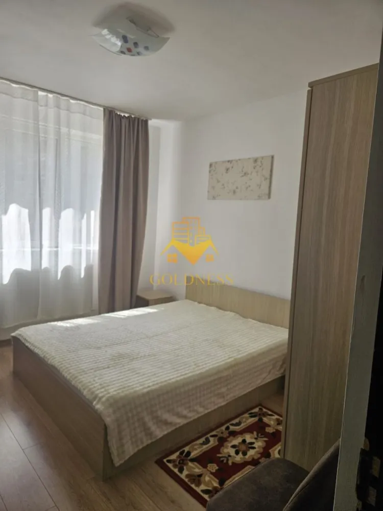 2 camere, modern, Gheorgheni Teodor Mihali Zona FSEGA Iulius Mall - GOLDNESS Imobiliare vă propune spre închiriere un apartament cu 2 camere complet mobilat și utilat, la etajul 3 într-un imobil de 4 etaje, în Cartierul Gheorgheni. Posibilitate de parcare in zona! Se află în apropierea stațiilor de transport în comun, magazine, restaurante, spații verzi, farmacii, etc. Apartamentul este compartimentat astfel: - dormitor cu pat matrimonial, dressing, noptiere - living cu bucatarie open space complet utilată și mobilată, canapea extensibilă, loc de servit masa - baie cu cabina de dus, calorifer port prosop și dulap pentru depozitare. Imobilul este dotat cu toate cele necesare- centrală proprie, frigider, aragaz, hotă, mașină de spălat haine, etc. Dacă sunteți interesați de acest apartament și doriți să îl vizionați, dar și pentru alte oferte nu ezitați să ne contactați telefonic sau prin e-mail. Vă stăm la dispoziție! Pentru intermediere se percepe un comision de 50% din prețul chiriei!