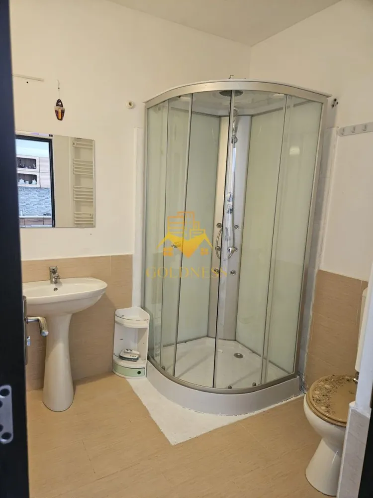 2 camere, modern, Gheorgheni Teodor Mihali Zona FSEGA Iulius Mall - GOLDNESS Imobiliare vă propune spre închiriere un apartament cu 2 camere complet mobilat și utilat, la etajul 3 într-un imobil de 4 etaje, în Cartierul Gheorgheni. Posibilitate de parcare in zona! Se află în apropierea stațiilor de transport în comun, magazine, restaurante, spații verzi, farmacii, etc. Apartamentul este compartimentat astfel: - dormitor cu pat matrimonial, dressing, noptiere - living cu bucatarie open space complet utilată și mobilată, canapea extensibilă, loc de servit masa - baie cu cabina de dus, calorifer port prosop și dulap pentru depozitare. Imobilul este dotat cu toate cele necesare- centrală proprie, frigider, aragaz, hotă, mașină de spălat haine, etc. Dacă sunteți interesați de acest apartament și doriți să îl vizionați, dar și pentru alte oferte nu ezitați să ne contactați telefonic sau prin e-mail. Vă stăm la dispoziție! Pentru intermediere se percepe un comision de 50% din prețul chiriei! }}