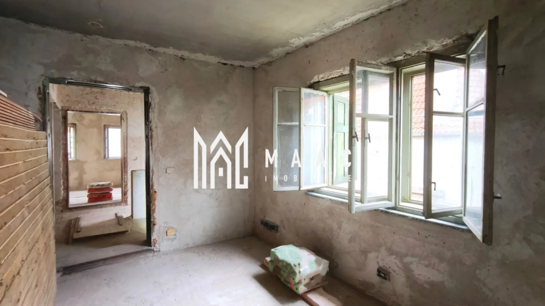 Casa individuala 3 camereI Teren 860 mp I Cristian - MAAC IMOBILIARE supune atentiei dumneavoastra o casa individuala din Cristian, bine pozitionata, aflata intr-un stadiu de "gri" -deci nefinalizata- dar avand un potential de exploatare remarcabil. Proprietatea, situata pe un teren de 860mp, cuprinde: -casa - in planul de la strada, cu regim de inaltime S+P+M; -curte - cu acces auto (pot fi parcate minim 5 masini); fantana; spatiu pentru bbq; -sura - pentru care exista un proiect, aprobat, de transformare in pensiune; (acum are 2 incaperi folosite ca atelier, respectiv magazie) -gradina - spatiu liber, verde-in planul din spate. Locuinta e structurata astfel: Pivnita - 2 incaperi mari, decomandate, hol, casa scarii Parter - camera de zi, hol, bucatarie cu loc de luat masa, baie de serviciu, camara, casa scarii. In exterior-cuptor de paine refacut, veranda la intrare. Mansarda - 2 dormitoare, baie, hol, casa scarii. Casa, construita in anii "50, din caramida, a fost supusa unui amplu plan de renovare. S-au facut lucrari de subzidire, s-au montat instalatii noi pentru curent, gaz, apa si canalizare. Instalatie de aspirare centralizata. Pivnita- 2 incaperi (una din ele fiind proiectata ca birou, cealalta avand instalatii sanitare, canalizare, electrice pregatite pentru bucatarie, spatiu destinat centralei termice, boiler pentru apa calda/ panouri de incalzire); exista aerisire naturala, incapere tehnica; trebuie mentionata placa de beton a pivnitei (podeaua) care este suspendata pentru aerisire naturala; exista si un rezervor pentru pentru apa pluviala cu pompa submersibila pentru situatiile nedorite in care ar putea sa apara inundatiile. Parterul-izolația interioară va fi realizată cu vată bazaltică, acoperită cu plăci de rigips, asigurând o bună eficiență termică. La mansardă, pereții au fost reconsolidați prin adăugarea unui nou strat de cărămidă aparentă, iar între cele două rânduri de zidărie a fost integrată izolația din vată bazaltică, contribuind la o protecție termică superioară. Protectie fonica intre etaje Acoperisul de tigla are 2 straturi de izolatie (vata bazaltica + polistiren), ventilatie naturala, tigla noua, capriori consolidati. Au fost refacute si consolidate centurile casei. Pentru toti pasii renovarii exista filme si fotografii care sa ateste modul in care s-a lucrat. Toate materialele sunt de calitate premium, aduse din afara tarii. Pentru terminarea lucrarilor de finisare, o parte din materialele necesare sunt asigurate de actualul proprietar. O casa cu poveste, renovata cu pasiune in speranta ca va implini visul proprietarului de a locui intr-un spatiu unde traditia intalneste confortul si eleganta. Va asteapta! S-o achizitionati si s-o personalizati dupa gustul dumneavoastra! Pentru mai multe detalii precizati telefonic ca ati vazut anuntul cu ID:CP2798233 }}