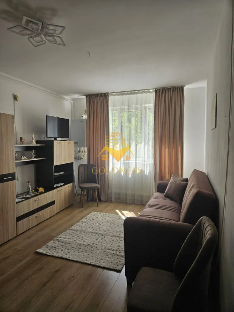 2 camere, modern, Gheorgheni Teodor Mihali Zona FSEGA Iulius Mall - GOLDNESS Imobiliare vă propune spre închiriere un apartament cu 2 camere complet mobilat și utilat, la etajul 3 într-un imobil de 4 etaje, în Cartierul Gheorgheni. Posibilitate de parcare in zona! Se află în apropierea stațiilor de transport în comun, magazine, restaurante, spații verzi, farmacii, etc. Apartamentul este compartimentat astfel: - dormitor cu pat matrimonial, dressing, noptiere - living cu bucatarie open space complet utilată și mobilată, canapea extensibilă, loc de servit masa - baie cu cabina de dus, calorifer port prosop și dulap pentru depozitare. Imobilul este dotat cu toate cele necesare- centrală proprie, frigider, aragaz, hotă, mașină de spălat haine, etc. Dacă sunteți interesați de acest apartament și doriți să îl vizionați, dar și pentru alte oferte nu ezitați să ne contactați telefonic sau prin e-mail. Vă stăm la dispoziție! Pentru intermediere se percepe un comision de 50% din prețul chiriei! }}
