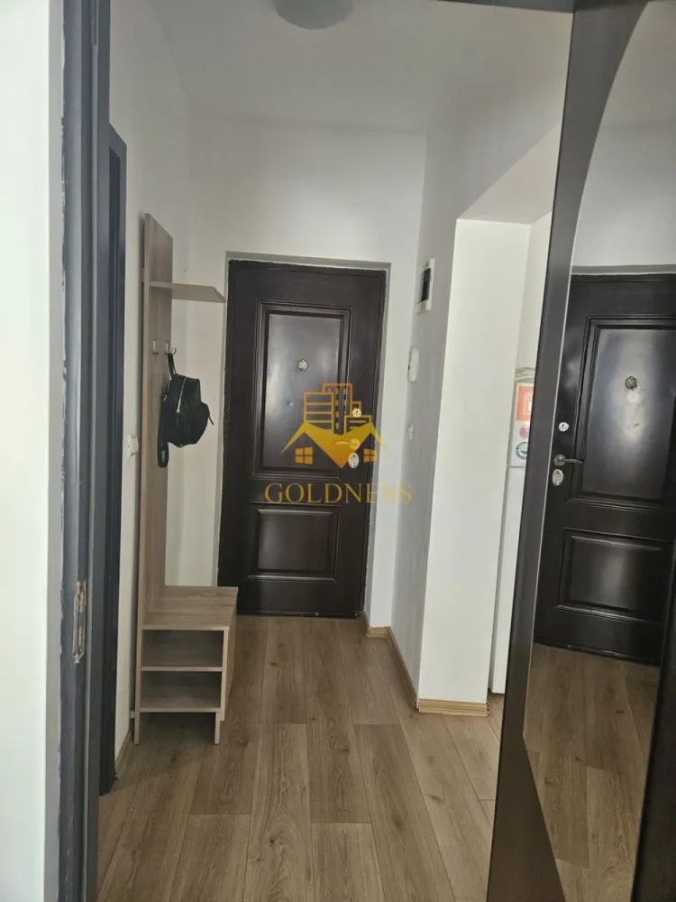 2 camere, modern, Gheorgheni Teodor Mihali Zona FSEGA Iulius Mall - GOLDNESS Imobiliare vă propune spre închiriere un apartament cu 2 camere complet mobilat și utilat, la etajul 3 într-un imobil de 4 etaje, în Cartierul Gheorgheni. Posibilitate de parcare in zona! Se află în apropierea stațiilor de transport în comun, magazine, restaurante, spații verzi, farmacii, etc. Apartamentul este compartimentat astfel: - dormitor cu pat matrimonial, dressing, noptiere - living cu bucatarie open space complet utilată și mobilată, canapea extensibilă, loc de servit masa - baie cu cabina de dus, calorifer port prosop și dulap pentru depozitare. Imobilul este dotat cu toate cele necesare- centrală proprie, frigider, aragaz, hotă, mașină de spălat haine, etc. Dacă sunteți interesați de acest apartament și doriți să îl vizionați, dar și pentru alte oferte nu ezitați să ne contactați telefonic sau prin e-mail. Vă stăm la dispoziție! Pentru intermediere se percepe un comision de 50% din prețul chiriei! }}