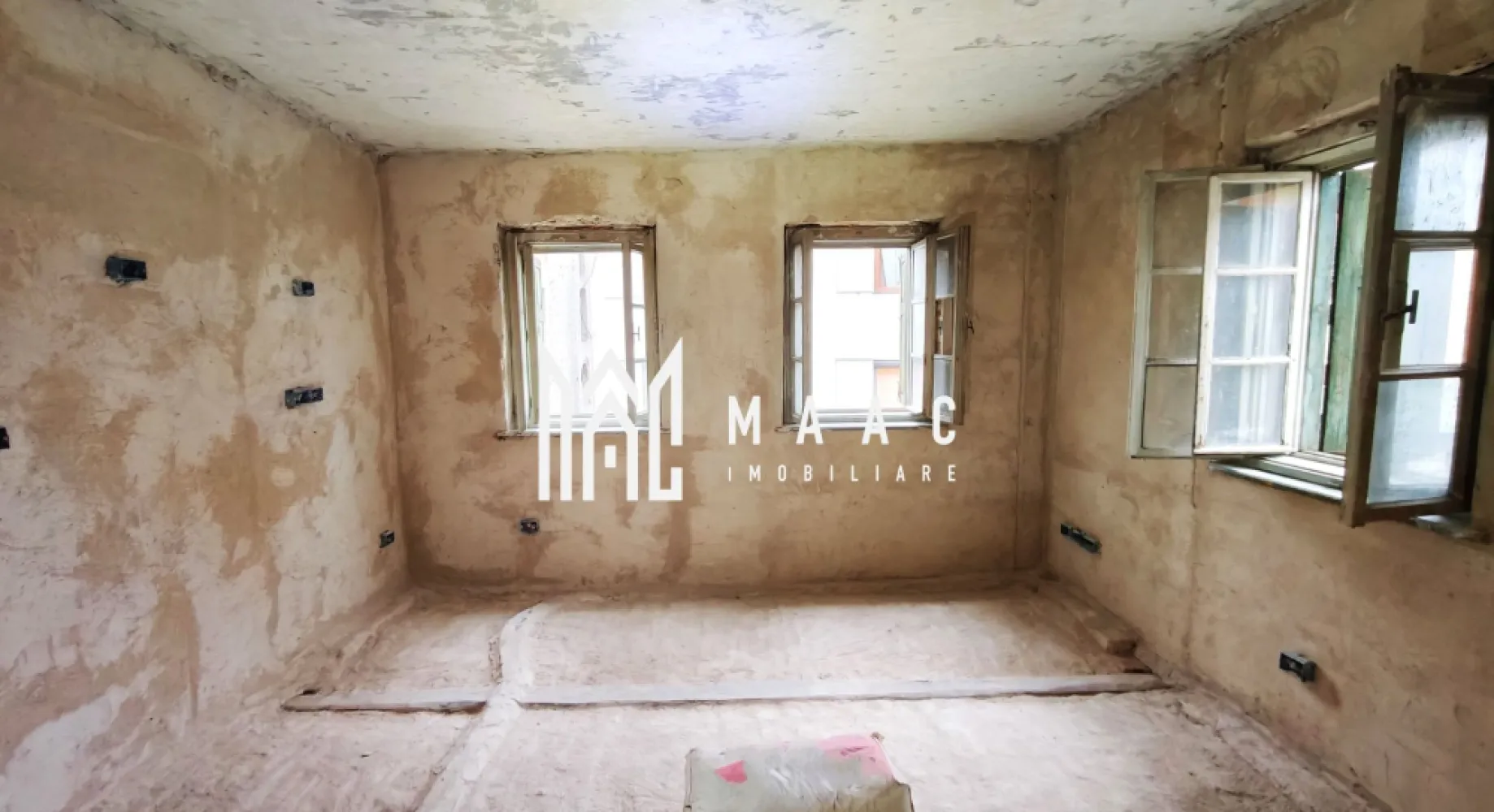 Casa individuala 3 camereI Teren 860 mp I Cristian - MAAC IMOBILIARE supune atentiei dumneavoastra o casa individuala din Cristian, bine pozitionata, aflata intr-un stadiu de "gri" -deci nefinalizata- dar avand un potential de exploatare remarcabil. Proprietatea, situata pe un teren de 860mp, cuprinde: -casa - in planul de la strada, cu regim de inaltime S+P+M; -curte - cu acces auto (pot fi parcate minim 5 masini); fantana; spatiu pentru bbq; -sura - pentru care exista un proiect, aprobat, de transformare in pensiune; (acum are 2 incaperi folosite ca atelier, respectiv magazie) -gradina - spatiu liber, verde-in planul din spate. Locuinta e structurata astfel: Pivnita - 2 incaperi mari, decomandate, hol, casa scarii Parter - camera de zi, hol, bucatarie cu loc de luat masa, baie de serviciu, camara, casa scarii. In exterior-cuptor de paine refacut, veranda la intrare. Mansarda - 2 dormitoare, baie, hol, casa scarii. Casa, construita in anii "50, din caramida, a fost supusa unui amplu plan de renovare. S-au facut lucrari de subzidire, s-au montat instalatii noi pentru curent, gaz, apa si canalizare. Instalatie de aspirare centralizata. Pivnita- 2 incaperi (una din ele fiind proiectata ca birou, cealalta avand instalatii sanitare, canalizare, electrice pregatite pentru bucatarie, spatiu destinat centralei termice, boiler pentru apa calda/ panouri de incalzire); exista aerisire naturala, incapere tehnica; trebuie mentionata placa de beton a pivnitei (podeaua) care este suspendata pentru aerisire naturala; exista si un rezervor pentru pentru apa pluviala cu pompa submersibila pentru situatiile nedorite in care ar putea sa apara inundatiile. Parterul-izolația interioară va fi realizată cu vată bazaltică, acoperită cu plăci de rigips, asigurând o bună eficiență termică. La mansardă, pereții au fost reconsolidați prin adăugarea unui nou strat de cărămidă aparentă, iar între cele două rânduri de zidărie a fost integrată izolația din vată bazaltică, contribuind la o protecție termică superioară. Protectie fonica intre etaje Acoperisul de tigla are 2 straturi de izolatie (vata bazaltica + polistiren), ventilatie naturala, tigla noua, capriori consolidati. Au fost refacute si consolidate centurile casei. Pentru toti pasii renovarii exista filme si fotografii care sa ateste modul in care s-a lucrat. Toate materialele sunt de calitate premium, aduse din afara tarii. Pentru terminarea lucrarilor de finisare, o parte din materialele necesare sunt asigurate de actualul proprietar. O casa cu poveste, renovata cu pasiune in speranta ca va implini visul proprietarului de a locui intr-un spatiu unde traditia intalneste confortul si eleganta. Va asteapta! S-o achizitionati si s-o personalizati dupa gustul dumneavoastra! Pentru mai multe detalii precizati telefonic ca ati vazut anuntul cu ID:CP2798233 }}