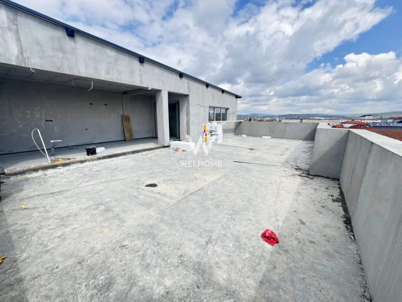 Penthouse 3 camere TERASA PANORAMICA, Lacul lui Binder, Sibiu - Va prezentam un apartament de tip penthouse, cu o terasa absolut superba. Suprafata utila : 76.6 mp Compartimentare: hol cu acces in livingul open space cu bucataria, baie, 2 dormitoare, unul cu baie proprie. Terasa 90 mp utili, partial acoperita Predare la stadiul de alb : geamuri si usa termopan 3 foi de sticla, pereti tencuiti si gletuiti, sapa elicopterizata, centrala, incalzire in pardoseala instalatii electrice, termice si sanitare. Loc de parcare inclus în preț, cu posibilitatea achiziționării unui al doilea loc (în funcție de disponibilitate). Termen de predare: iulie 2026 Pret : 224.000 euro Tva inclus COMISION ZERO Detalii si vizionari: 0752.088.381- Roxana Merita vazut! Terasa panoramica asupra orasului. Posibilitate de finisare la cheie, contracost }}