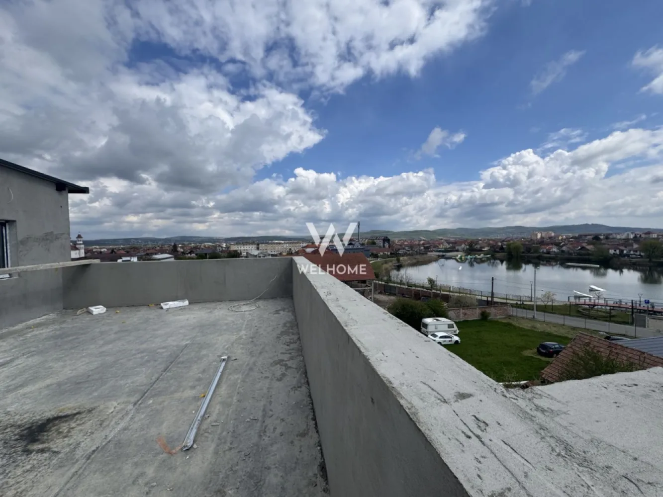 Penthouse 3 camere TERASA PANORAMICA, Lacul lui Binder, Sibiu - Va prezentam un apartament de tip penthouse, cu o terasa absolut superba. Suprafata utila : 76.6 mp Compartimentare: hol cu acces in livingul open space cu bucataria, baie, 2 dormitoare, unul cu baie proprie. Terasa 90 mp utili, partial acoperita Predare la stadiul de alb : geamuri si usa termopan 3 foi de sticla, pereti tencuiti si gletuiti, sapa elicopterizata, centrala, incalzire in pardoseala instalatii electrice, termice si sanitare. Loc de parcare inclus în preț, cu posibilitatea achiziționării unui al doilea loc (în funcție de disponibilitate). Termen de predare: iulie 2026 Pret : 224.000 euro Tva inclus COMISION ZERO Detalii si vizionari: 0752.088.381- Roxana Merita vazut! Terasa panoramica asupra orasului. Posibilitate de finisare la cheie, contracost }}