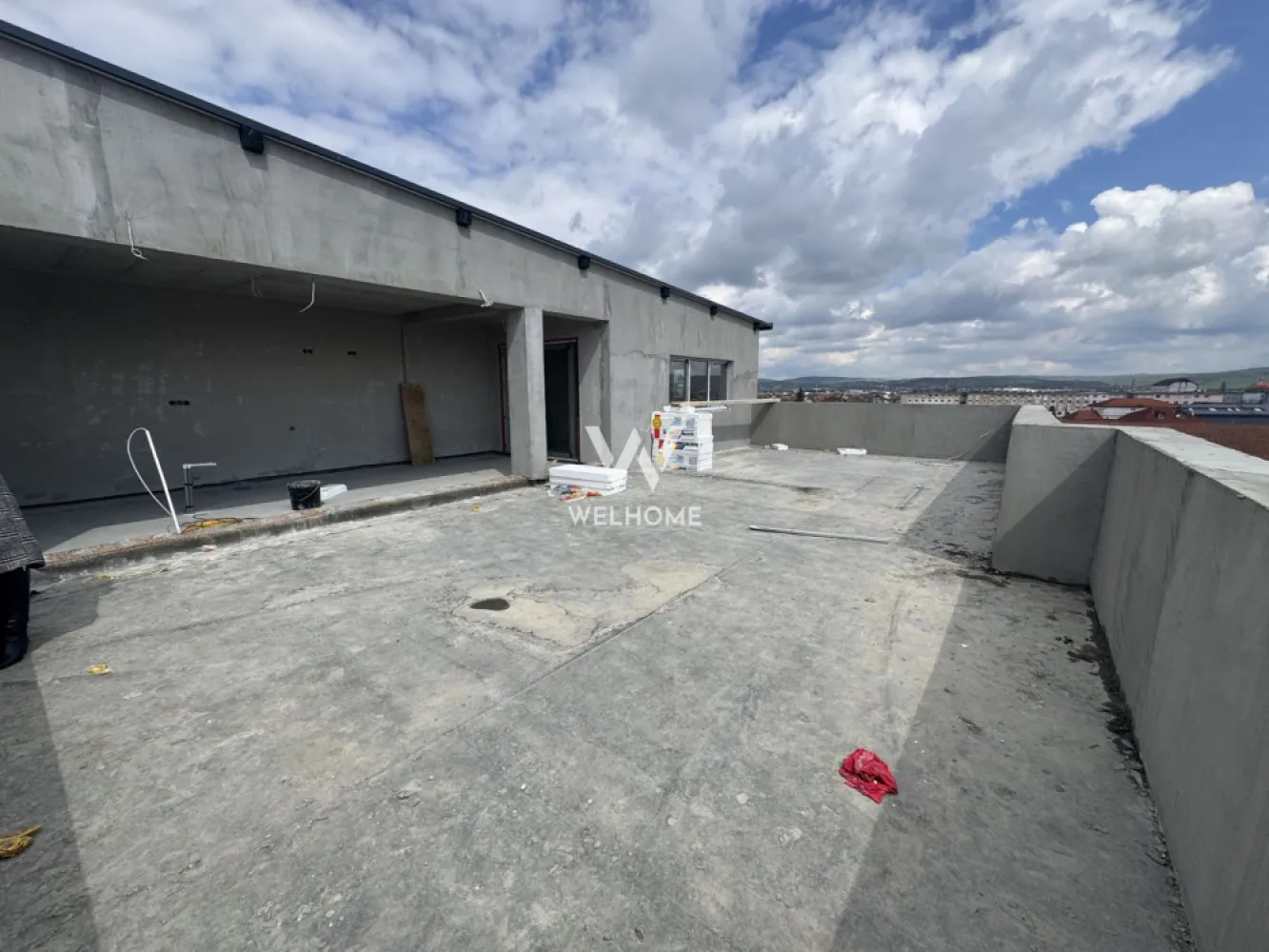 Penthouse 3 camere TERASA PANORAMICA, Lacul lui Binder, Sibiu - Va prezentam un apartament de tip penthouse, cu o terasa absolut superba. Suprafata utila : 76.6 mp Compartimentare: hol cu acces in livingul open space cu bucataria, baie, 2 dormitoare, unul cu baie proprie. Terasa 90 mp utili, partial acoperita Predare la stadiul de alb : geamuri si usa termopan 3 foi de sticla, pereti tencuiti si gletuiti, sapa elicopterizata, centrala, incalzire in pardoseala instalatii electrice, termice si sanitare. Loc de parcare inclus în preț, cu posibilitatea achiziționării unui al doilea loc (în funcție de disponibilitate). Termen de predare: iulie 2026 Pret : 224.000 euro Tva inclus COMISION ZERO Detalii si vizionari: 0752.088.381- Roxana Merita vazut! Terasa panoramica asupra orasului. Posibilitate de finisare la cheie, contracost }}