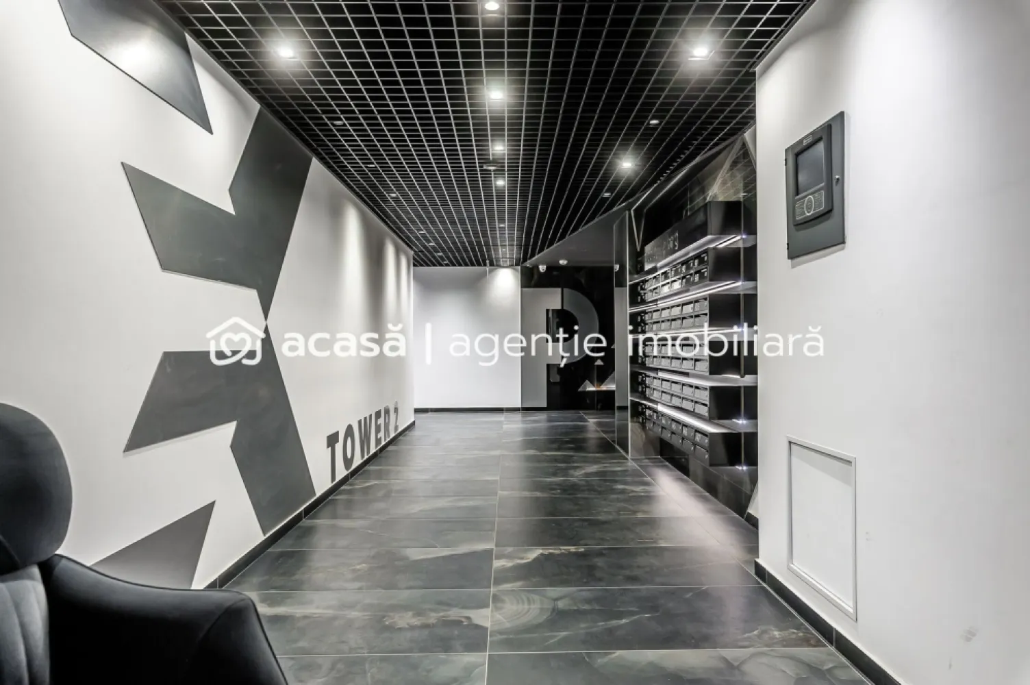 XCity Towers | 3 Camere și loc de parcare subteran inclus - Vă propunem spre achiziție o unitate locativă nouă, situată în complexul XCity Towers, un reper al modernismului urban din Timișoara. Apartamentul se află la etajul 2 și este definit prin spații ample, finisaje de calitate superioară și o compartimentare optimă. Apartamentul se predă finisat integral (la cheie), însă nu include mobilierul. Această configurație vă oferă avantajul de a fi primul utilizator al spațiului și libertatea de a implementa un proiect de design interior personalizat, fără compromisul unor finisaje sau piese de mobilier preexistente. Suprafață: 69 mp utili plus o logie de 5 mp. Dotări: Finisaje moderne, gata pentru instalarea mobilierului și a electrocasnicelor. Parcare: Loc de parcare subteran inclus în prețul afișat. Achiziție: Direct de la dezvoltator, comision 0%. Condiții financiare: Persoană Juridică (plătitoare de TVA): 154.500 Euro. Persoană Fizică (TVA inclus): 174.585 Euro. O soluție imobiliară ideală pentru cei care prețuiesc calitatea unei construcții noi și doresc să își creeze propriul ambient într-o locație de prestigiu. Ansamblul XCity Towers este conceput ca o comunitate modernă, cu spații verzi, parc interior, acces facil către centre comerciale, școli și principalele artere ale orașului, fiind o alegere potrivită atât pentru locuire proprie, cât și pentru investiție. ATENȚIE! Poze cu titlu ilustrativ Pentru informații suplimentare sau programarea unei vizionări, vă invit să mă contactați. Jasmina Uglesits - 0740814770 }}