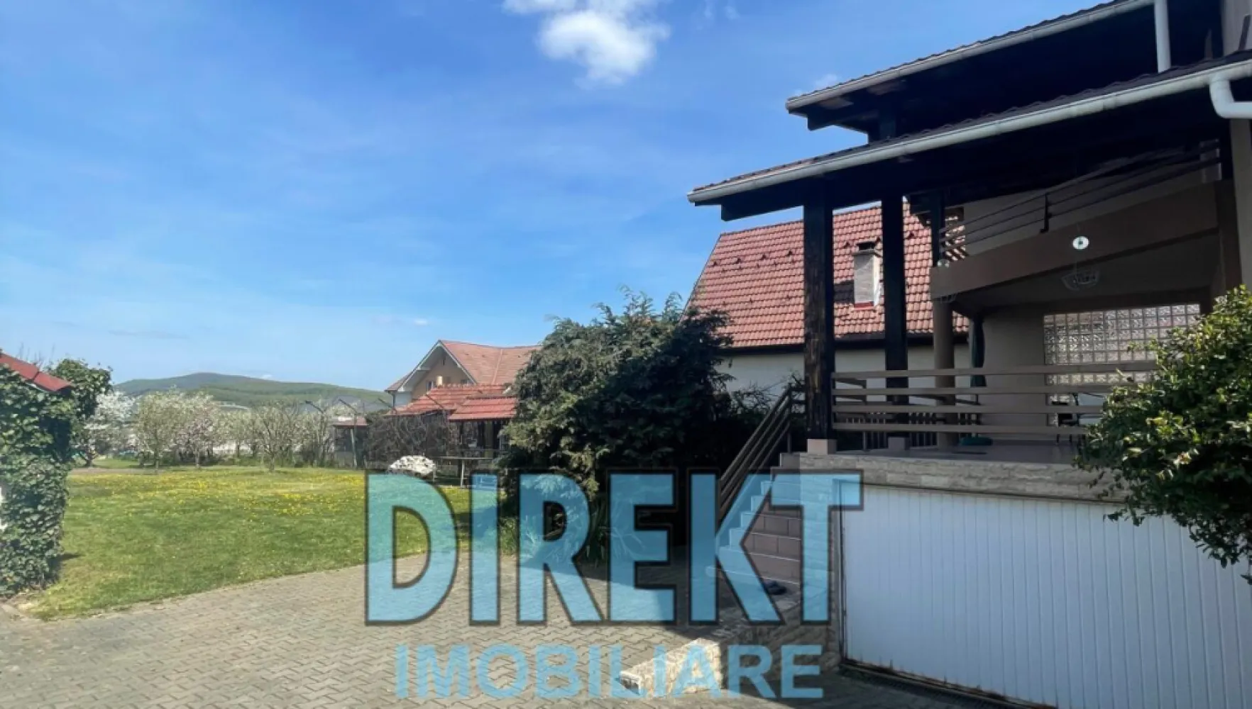 Casa individuala , zona Valea Ghinzii, si 2100 mp teren aferent - Descopera un colt de liniste si frumusete naturala, perfect pentru a deveni “acasa” Agentia Direkt Imobiliare va propune spre vanzare casa individuala, situata in localitatea Bistrita, str. Valea Ghinzii. Imobilul este construit in anul 2000 si renovat in anul 2010, in regim de inaltime D+P+E+M. Suprafata construita a casei este de 340 mp, respectiv 282 mp suprafata utila, fiind compartimentata astfelꓽ la demisolꓽ hol, camera centralei si 4 incaperi pentru depozitarea organizata a lucrurilorꓼ la parterꓽ hol, living, birou, baie, bucatarie inchisa cu iesire pe terasa, camara alimente, spatiu depozitareꓼ la etajꓽ hol, baie, 3 dormitoare, dintre care unul cu baie proprie, balcon inchis, terasaꓼ mansardaꓽ loc depozitare. Casa este izolata, dispune de geamuri termopan, incalzirea fiind asigurata de centrala termica pe gaz + semineu pe lemne, garaj in suprafata de 20 mp, fantana, acces securizat, poarta electrica. Proprietatea se bucura de o curte generoasa, atent intretinuta, cu alei pavate, gazon, diverse flori, tuia si o livada cu pomi fructiferi, totul in suprafata de 2.100 mp, perfecte pentru momente de relaxare in aer liber. Aceasta este alegerea ideala pentru cei care isi doresc confort, liniste si o conexiune autentica cu natura, fara a renunta la accesibilitate. Casa se vinde utilata si mobilata! }}