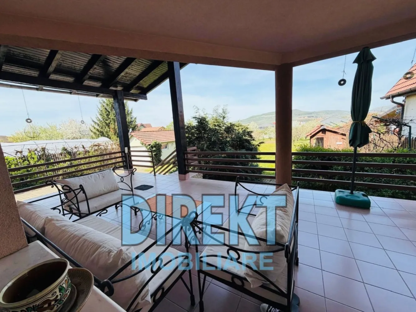 Casa individuala , zona Valea Ghinzii, si 2100 mp teren aferent - Descopera un colt de liniste si frumusete naturala, perfect pentru a deveni “acasa” Agentia Direkt Imobiliare va propune spre vanzare casa individuala, situata in localitatea Bistrita, str. Valea Ghinzii. Imobilul este construit in anul 2000 si renovat in anul 2010, in regim de inaltime D+P+E+M. Suprafata construita a casei este de 340 mp, respectiv 282 mp suprafata utila, fiind compartimentata astfelꓽ la demisolꓽ hol, camera centralei si 4 incaperi pentru depozitarea organizata a lucrurilorꓼ la parterꓽ hol, living, birou, baie, bucatarie inchisa cu iesire pe terasa, camara alimente, spatiu depozitareꓼ la etajꓽ hol, baie, 3 dormitoare, dintre care unul cu baie proprie, balcon inchis, terasaꓼ mansardaꓽ loc depozitare. Casa este izolata, dispune de geamuri termopan, incalzirea fiind asigurata de centrala termica pe gaz + semineu pe lemne, garaj in suprafata de 20 mp, fantana, acces securizat, poarta electrica. Proprietatea se bucura de o curte generoasa, atent intretinuta, cu alei pavate, gazon, diverse flori, tuia si o livada cu pomi fructiferi, totul in suprafata de 2.100 mp, perfecte pentru momente de relaxare in aer liber. Aceasta este alegerea ideala pentru cei care isi doresc confort, liniste si o conexiune autentica cu natura, fara a renunta la accesibilitate. Casa se vinde utilata si mobilata! }}