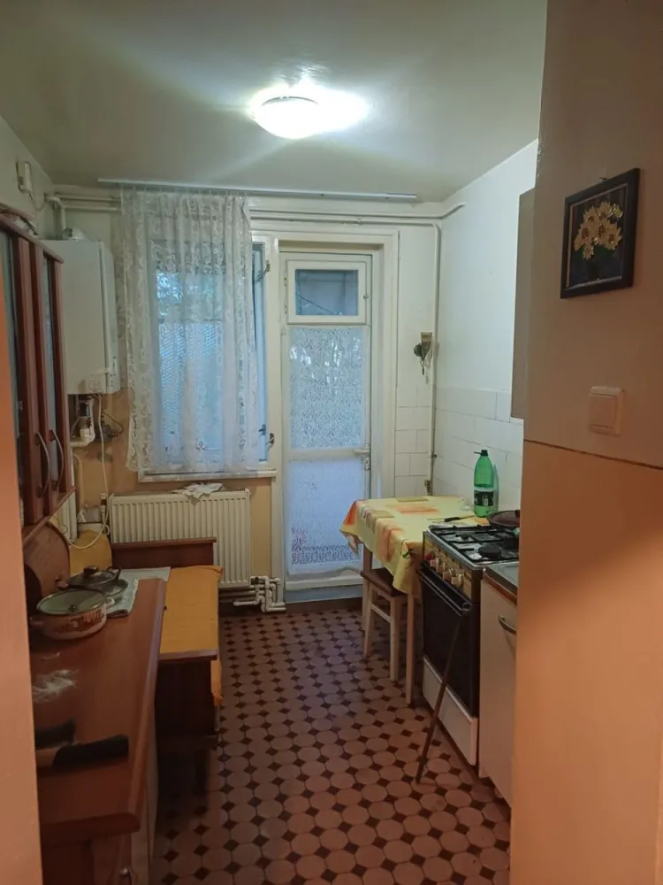 De vanzare apartament 2 camere, Ultracentral, 65.000 euro - Se ofera spre vanzare apartament cu 2 camere, situat ultracentral, intr-o zona foarte linistita, ideala pentru locuit. Locatia este excelenta oferind acces rapid catre toate punctele de interes : magazine, transport, institutii. Ideal pentru persoane care isi doresc confort, liniste si o pozitionare centrala. Apartamentul este situat la etajul 4 din 4. Blocul este mansardat. Apartamentul are centrala termica. Pentru mai multe detalii sau programarea unei vizionari va rog sa sunati la numarul de telefon 0746.252.252 Liliana Ene. }}