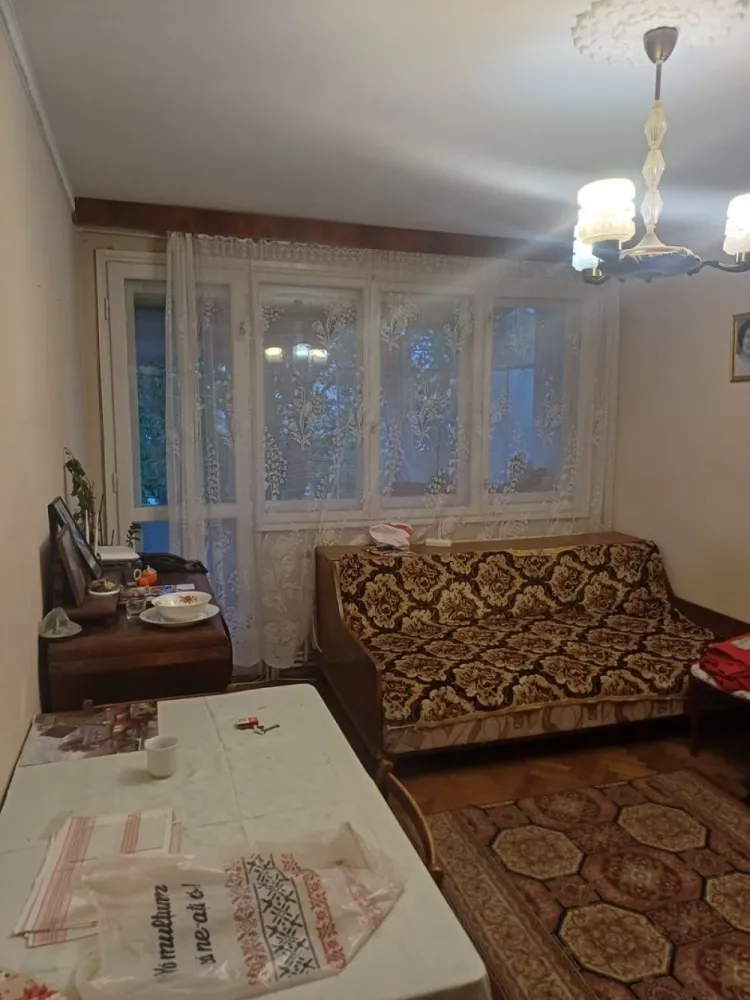 De vanzare apartament 2 camere, Ultracentral, 65.000 euro - Se ofera spre vanzare apartament cu 2 camere, situat ultracentral, intr-o zona foarte linistita, ideala pentru locuit. Locatia este excelenta oferind acces rapid catre toate punctele de interes : magazine, transport, institutii. Ideal pentru persoane care isi doresc confort, liniste si o pozitionare centrala. Apartamentul este situat la etajul 4 din 4. Blocul este mansardat. Apartamentul are centrala termica. Pentru mai multe detalii sau programarea unei vizionari va rog sa sunati la numarul de telefon 0746.252.252 Liliana Ene. }}