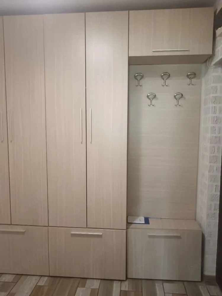 De inchiriat aparatament cu 2 camere, ultracentral , 400 euro - Se ofera spre inchiriere apartament cu 2 camere, situat ultracentral, intr-o zona foarte linistita, ideala pentru locuit. Apartamentul este mobilat partial si este dotat cu: centrala termica, aer conditionat, frigider, aragaz. Locatia este excelenta oferind acces rapid catre toate punctele de interes: magazine, transport, institutii. Ideal pentru persoane care isi doresc confort,liniste si o pozitionare centrala. La incheierea contractului de inchiriere chiriasul va achita o chirie de 400 euro, o garantie de 400 euro si comisionul agentiei imobiliare. Apartamentul mai beneficiaza si de un garaj, dar chiria nu include si acest garaj. Se poate negocia cu proprietarul si plati suplimentar chiria pentru garaj. Pentru mai multe detalii sau programarea unei vizionari va rog sa sunati la numarul de telefon 0746.252.252 Liliana Ene.