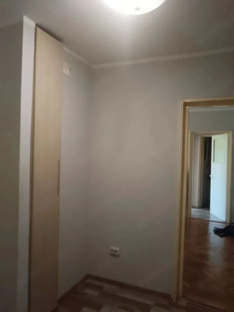 De inchiriat aparatament cu 2 camere, ultracentral , 400 euro - Se ofera spre inchiriere apartament cu 2 camere, situat ultracentral, intr-o zona foarte linistita, ideala pentru locuit. Apartamentul este mobilat partial si este dotat cu: centrala termica, aer conditionat, frigider, aragaz. Locatia este excelenta oferind acces rapid catre toate punctele de interes: magazine, transport, institutii. Ideal pentru persoane care isi doresc confort,liniste si o pozitionare centrala. La incheierea contractului de inchiriere chiriasul va achita o chirie de 400 euro, o garantie de 400 euro si comisionul agentiei imobiliare. Apartamentul mai beneficiaza si de un garaj, dar chiria nu include si acest garaj. Se poate negocia cu proprietarul si plati suplimentar chiria pentru garaj. Pentru mai multe detalii sau programarea unei vizionari va rog sa sunati la numarul de telefon 0746.252.252 Liliana Ene. }}