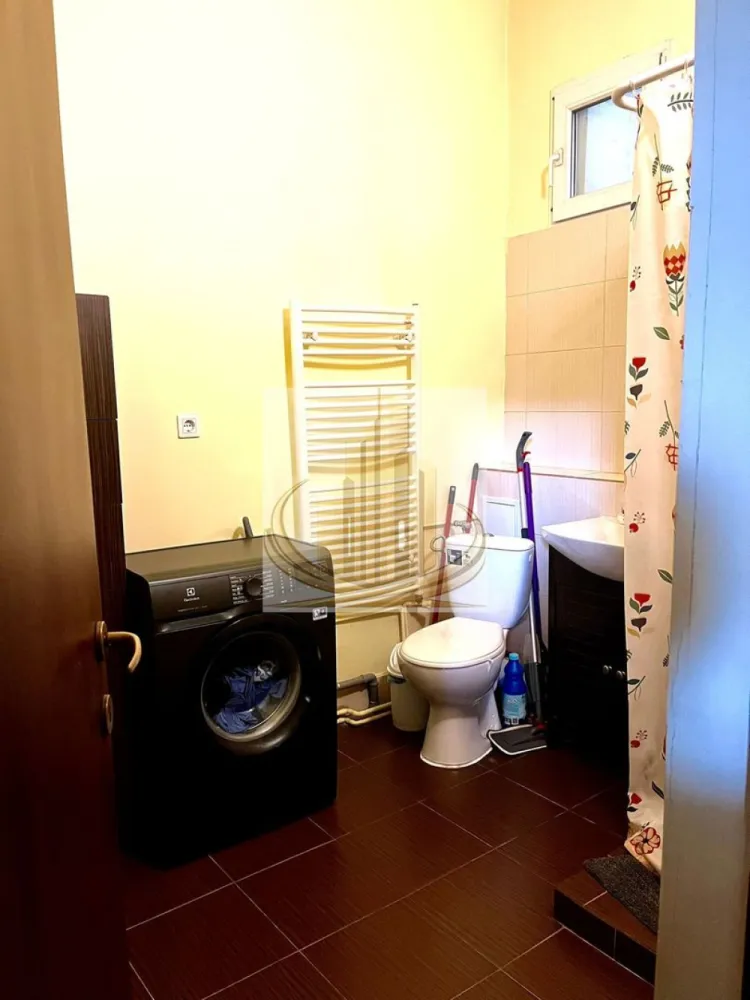 🔑 2 Camere | Semicentral | Renovat | Ideal Locuință sau Investiție - Grand Mobilis Imobiliare vă propune spre vânzare un apartament cu 2 camere, la curte comuna, situat într-o zonă semicentrală din Timișoara, excelent poziționată și foarte bine conectată. Apartamentul îmbină farmecul unei clădiri solide cu avantajele unei renovări recente, fiind o alegere inspirată atât pentru locuit, cât și pentru investiție. 📐 Detalii proprietate: Suprafață utilă: 47 mp Suprafață construită: 58 mp Compartimentare practică: Acces prin bucătărie Baie Cameră de zi generoasă (poate fi folosită și ca dormitor) Dormitor spațios 🏢 Dotări și renovări: Apartament recent renovat Centrală proprie pe gaz Instalație sanitară schimbată Instalație electrică refăcută Parchet nou Aer condiționat Geamuri termopan Clădire veche, dar fără statut de monument istoric 📍 Locație – un real avantaj: Poziție semicentrală, cu acces rapid către oraș În apropiere: magazine, restaurante, cafenele La câteva minute de Piața Badea Cârțan Aproape de mijloace de transport Acces facil către centru, universități și principalele puncte de interes La câteva minute de mers pe jos de malul Begăi și parcurile din zonă În proximitatea zonei Piața Traian, aflată în plin proces de modernizare – un factor important pentru creșterea valorii proprietăților din zonă 💼 Potrivit pentru: ✔️ Cupluri sau studenți, datorită poziției și compartimentării ✔️ Investitori, având în vedere randamentul ridicat de închiriere din zonă și potențialul de apreciere al prețului 📞 Pentru mai multe informații și programarea unei vizionări, echipa Grand Mobilis Imobiliare vă stă la dispoziție! }}