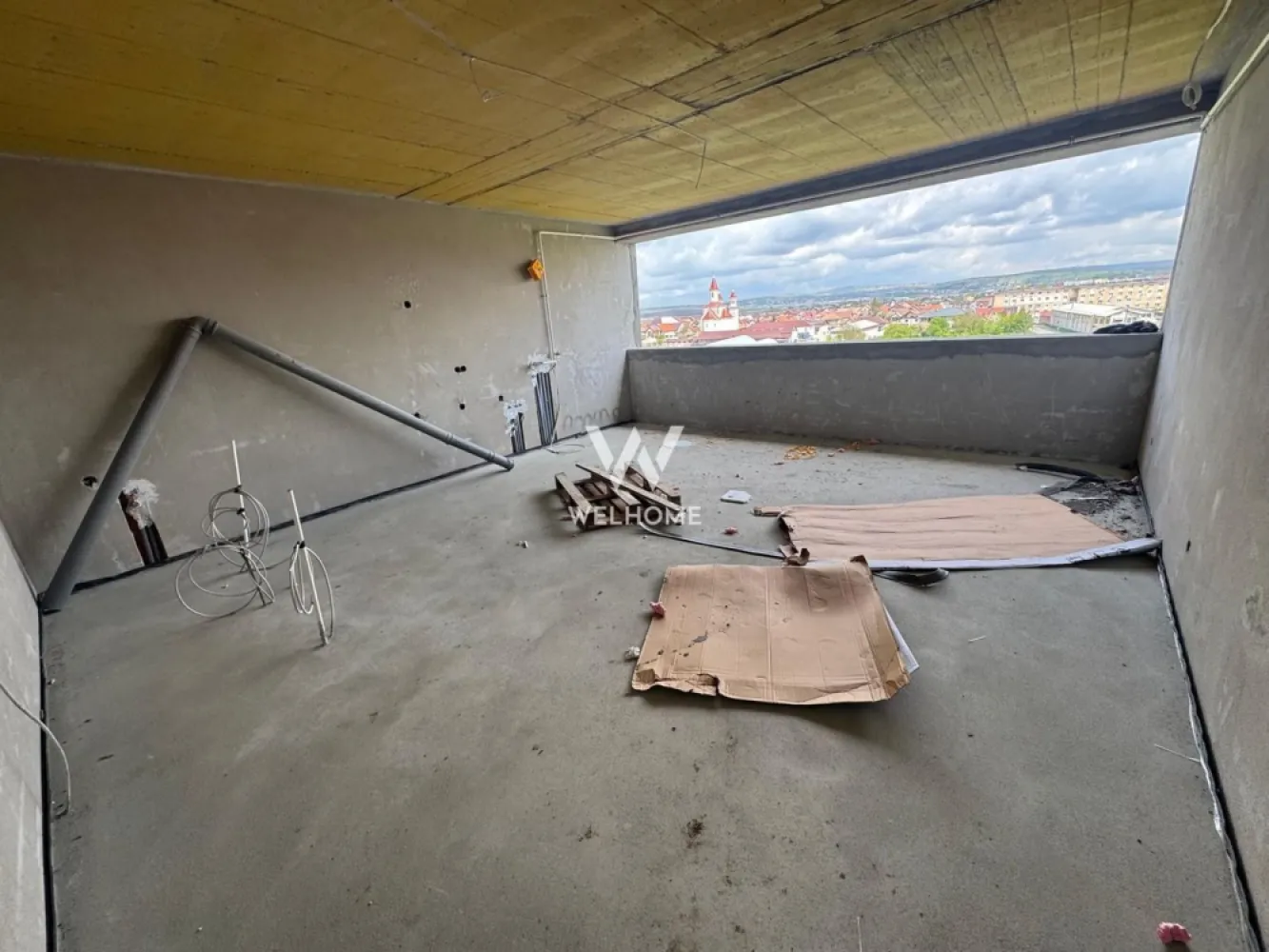 Penthouse 94mp, Sibiu COMISION ZERO - DIRECT DEZVOLTATOR, FARA COMISION Situat in cartierul Tiglari, langa Lacul lui Binder, bloc nou cu lift Suprafata utila : 93.96 mp + Terasa 33 mp utili. Compartimentare: hol cu acces in livingul open space cu bucataria, baie, 2 dormitoare, unul cu baie proprie. (VEZI SCHITA) Predare la stadiul de alb : geamuri si usa termopan 3 foi de sticla, pereti tencuiti si gletuiti, sapa elicopterizata, centrala, incalzire in pardoseala instalatii electrice, termice si sanitare. Se poate finisa la cheie contracost! Loc de parcare inclus în preț, cu posibilitatea achiziționării unui al doilea loc (în funcție de disponibilitate). Termen de predare: vara 2026 Pret : 218.000 euro TVA INCLUS cash sau credit bancar Detalii si vizionari: 0752.088.381 Roxana }}