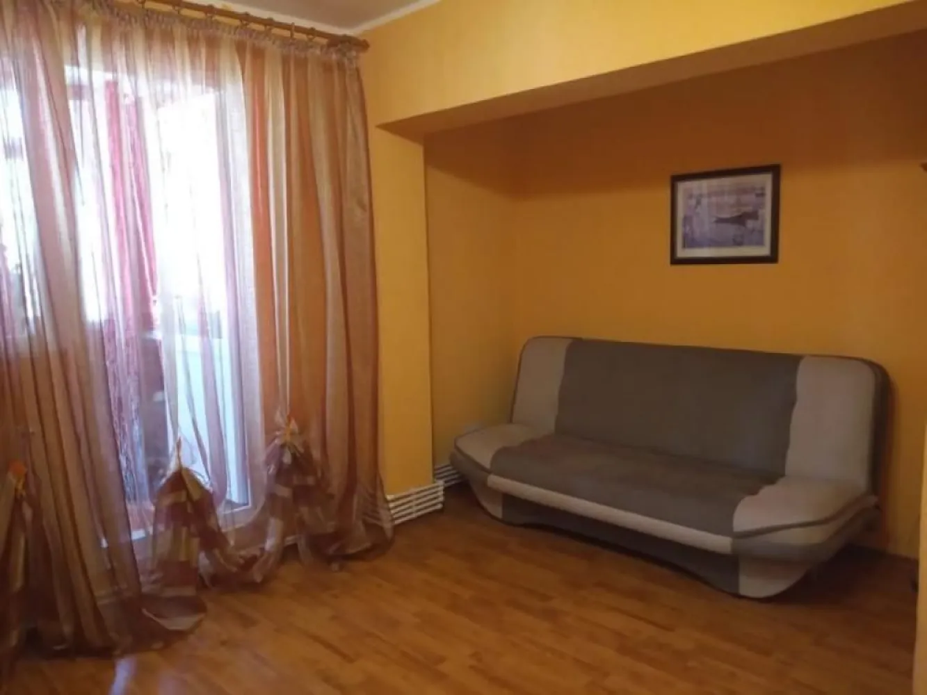 De inchiriat apartament 2 camere Micro 20 , 300 euro - Se ofera spre inchiriere apartament cu 2 camere, decomandat, cu o suprafață de 55 mp, complet mobilat și utilat, disponibil pentru închiriere pe termen lung începând cu data de 15 mai. Locuința este situată în zona Micro 20, într-o zonă liniștită, în apropierea școlilor și grădinițelor, ideală pentru familii sau cupluri. Apartamentul dispune de: centrală termică proprie balcon închis lift nou, complet funcțional toate utilitățile necesare pentru un trai confortabil Pentru mai multe detalii sau pentru programarea unei vizionări, nu ezitați să mă contactați 0746. 252.252 Liliana Ene. }}