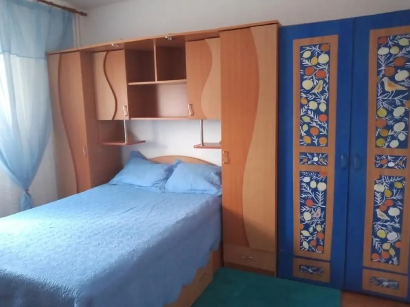 De inchiriat apartament 2 camere Micro 20 , 300 euro - Se ofera spre inchiriere apartament cu 2 camere, decomandat, cu o suprafață de 55 mp, complet mobilat și utilat, disponibil pentru închiriere pe termen lung începând cu data de 15 mai. Locuința este situată în zona Micro 20, într-o zonă liniștită, în apropierea școlilor și grădinițelor, ideală pentru familii sau cupluri. Apartamentul dispune de: centrală termică proprie balcon închis lift nou, complet funcțional toate utilitățile necesare pentru un trai confortabil Pentru mai multe detalii sau pentru programarea unei vizionări, nu ezitați să mă contactați 0746. 252.252 Liliana Ene. }}