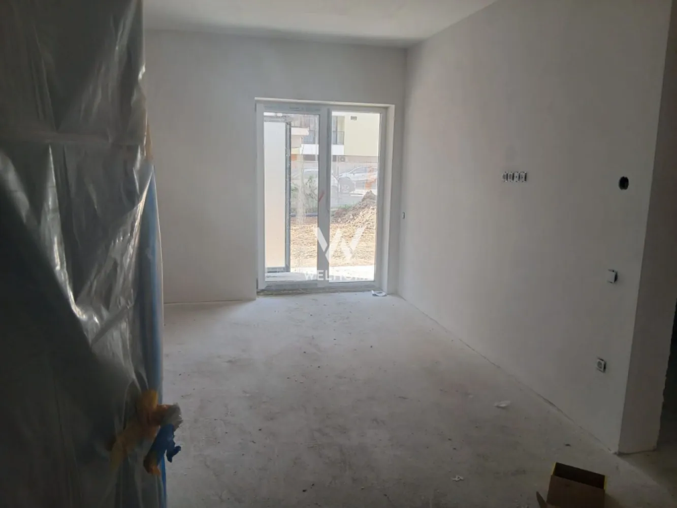 Apartament 2 camere + grădină | Lacul Binder, Sibiu | Parcare inclusă - Vă prezentăm un apartament cu 2 camere, situat într-o zonă în plină dezvoltare, în zona Lacul Binder, ideal pentru locuit sau investiție. Suprafață utilă: 39,23 mp Grădină proprie: 20 mp Compartimentare: • hol • living open space cu bucătărie (cu ieșire pe balcon și în grădină) • baie • dormitor Se predă la stadiul de alb: ✔ geamuri termopan (3 foi sticlă) ✔ pereți tencuiți + glet ✔ șapă elicopterizată ✔ centrală proprie ✔ încălzire în pardoseală ✔ instalații trase Se poate finisa la cheie contra cost. Loc de parcare inclus Posibilitate al doilea loc (în limita disponibilității) Spațiu depozitare pe balcon 💰 Preț: 88.500 € 📞 Pentru detalii sau vizionare, sună sau trimite mesaj. Telefon: 0743030351 - Laura }}