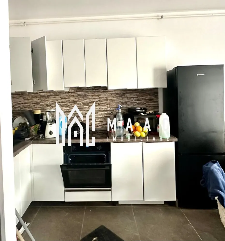 Apartament 2 camere I Decomandat I Selimbar, Str. Principesa Elisabeta - MAAC Imobiliare va propune spre vanzare un apartament modern cu 2 camere, decomandat, situat într-o zonă în plină dezvoltare din Șelimbăr, pe strada Principesa Elisabeta. Locuința are o suprafață utilă de 38,4 mp și este amplasată la etajul 2 din 3 al unui imobil nou, construit în anul 2025. Compartimentarea este eficientă și practică: living luminos cu acces către balcon dormitor confortabil bucătărie separată baie hol Un mare avantaj al proprietății este balconul generos de aproximativ 9 mp, cu acces atât din living, cât și din dormitor – ideal pentru relaxare. Apartamentul se vinde echipat cu electrocasnice de calitate superioară Bosch, oferind confort și eficiență încă de la mutare. În plus, proprietatea include două locuri de parcare, un beneficiu rar și foarte valoros. Avantaje: compartimentare decomandată imobil nou (2025) etaj intermediar balcon spațios cu dublu acces electrocasnice premium 2 locuri de parcare incluse Ideal pentru locuință personală sau investiție. Pentru mai multe detalii si programarea unei vizionari va rugam sa specificati ID: CP3044651. }}