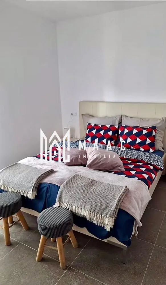 Apartament 2 camere I Decomandat I Selimbar, Str. Principesa Elisabeta - MAAC Imobiliare va propune spre vanzare un apartament modern cu 2 camere, decomandat, situat într-o zonă în plină dezvoltare din Șelimbăr, pe strada Principesa Elisabeta. Locuința are o suprafață utilă de 38,4 mp și este amplasată la etajul 2 din 3 al unui imobil nou, construit în anul 2025. Compartimentarea este eficientă și practică: living luminos cu acces către balcon dormitor confortabil bucătărie separată baie hol Un mare avantaj al proprietății este balconul generos de aproximativ 9 mp, cu acces atât din living, cât și din dormitor – ideal pentru relaxare. Apartamentul se vinde echipat cu electrocasnice de calitate superioară Bosch, oferind confort și eficiență încă de la mutare. În plus, proprietatea include două locuri de parcare, un beneficiu rar și foarte valoros. Avantaje: compartimentare decomandată imobil nou (2025) etaj intermediar balcon spațios cu dublu acces electrocasnice premium 2 locuri de parcare incluse Ideal pentru locuință personală sau investiție. Pentru mai multe detalii si programarea unei vizionari va rugam sa specificati ID: CP3044651. }}