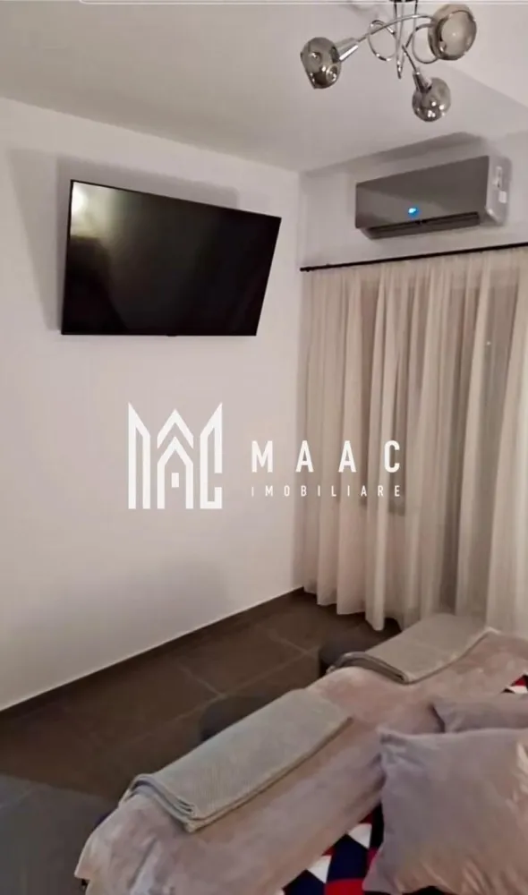Apartament 2 camere I Decomandat I Selimbar, Str. Principesa Elisabeta - MAAC Imobiliare va propune spre vanzare un apartament modern cu 2 camere, decomandat, situat într-o zonă în plină dezvoltare din Șelimbăr, pe strada Principesa Elisabeta. Locuința are o suprafață utilă de 38,4 mp și este amplasată la etajul 2 din 3 al unui imobil nou, construit în anul 2025. Compartimentarea este eficientă și practică: living luminos cu acces către balcon dormitor confortabil bucătărie separată baie hol Un mare avantaj al proprietății este balconul generos de aproximativ 9 mp, cu acces atât din living, cât și din dormitor – ideal pentru relaxare. Apartamentul se vinde echipat cu electrocasnice de calitate superioară Bosch, oferind confort și eficiență încă de la mutare. În plus, proprietatea include două locuri de parcare, un beneficiu rar și foarte valoros. Avantaje: compartimentare decomandată imobil nou (2025) etaj intermediar balcon spațios cu dublu acces electrocasnice premium 2 locuri de parcare incluse Ideal pentru locuință personală sau investiție. Pentru mai multe detalii si programarea unei vizionari va rugam sa specificati ID: CP3044651. }}
