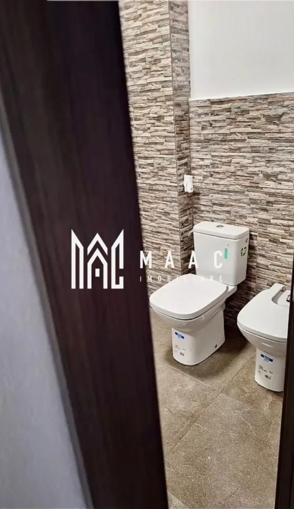 Apartament 2 camere I Decomandat I Selimbar, Str. Principesa Elisabeta - MAAC Imobiliare va propune spre vanzare un apartament modern cu 2 camere, decomandat, situat într-o zonă în plină dezvoltare din Șelimbăr, pe strada Principesa Elisabeta. Locuința are o suprafață utilă de 38,4 mp și este amplasată la etajul 2 din 3 al unui imobil nou, construit în anul 2025. Compartimentarea este eficientă și practică: living luminos cu acces către balcon dormitor confortabil bucătărie separată baie hol Un mare avantaj al proprietății este balconul generos de aproximativ 9 mp, cu acces atât din living, cât și din dormitor – ideal pentru relaxare. Apartamentul se vinde echipat cu electrocasnice de calitate superioară Bosch, oferind confort și eficiență încă de la mutare. În plus, proprietatea include două locuri de parcare, un beneficiu rar și foarte valoros. Avantaje: compartimentare decomandată imobil nou (2025) etaj intermediar balcon spațios cu dublu acces electrocasnice premium 2 locuri de parcare incluse Ideal pentru locuință personală sau investiție. Pentru mai multe detalii si programarea unei vizionari va rugam sa specificati ID: CP3044651. }}