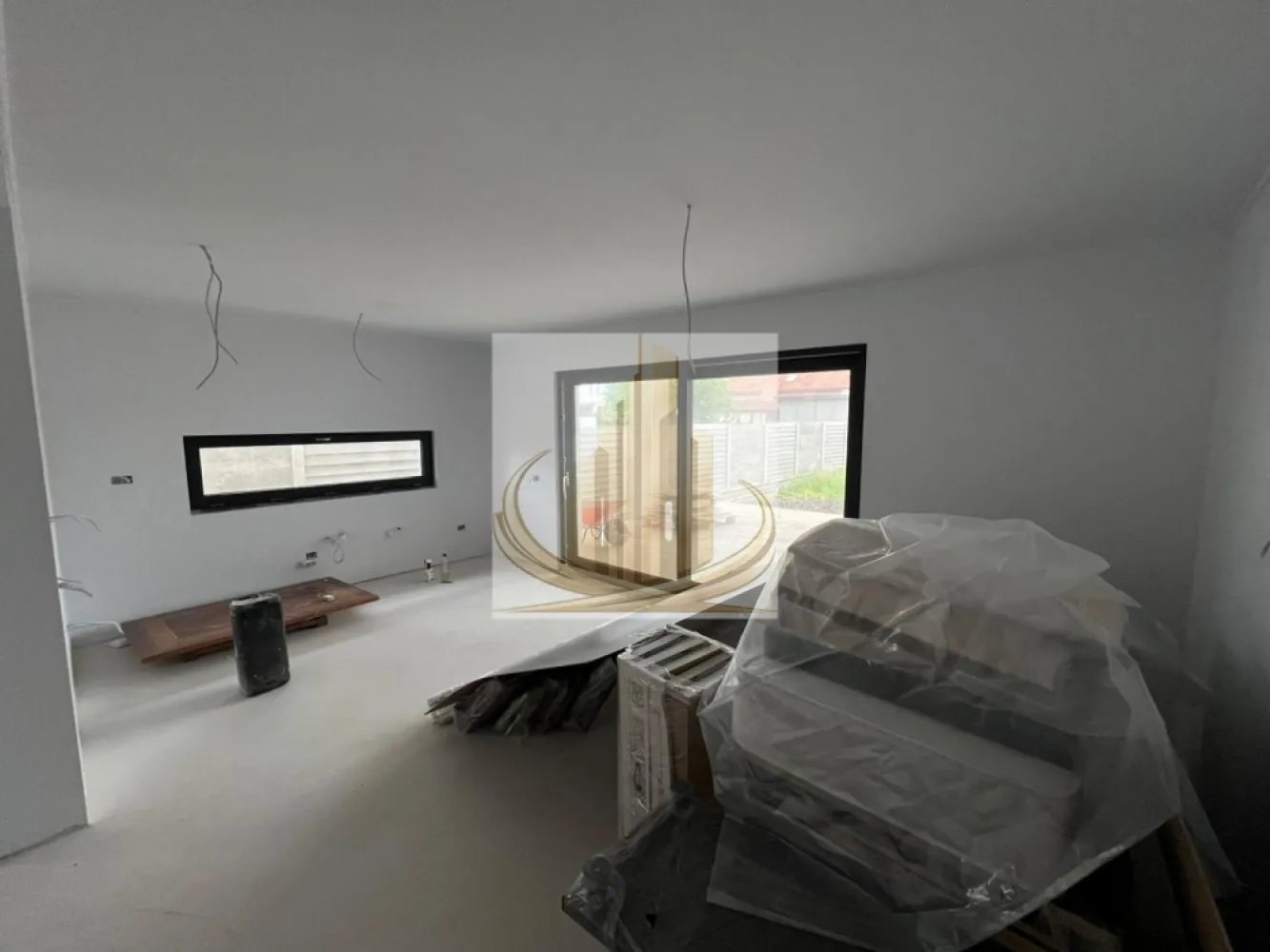 🔑 Duplex Premium | Dumbrăvița – Belvedere | Lângă Lac | 125 mp utili - Grand Mobilis Imobiliare vă propune spre vânzare un duplex deosebit, situat în Dumbrăvița, zona Belvedere – o locație exclusivă, apreciată pentru liniște, natură și accesibilitate. Proprietatea se remarcă prin compartimentarea inteligentă, spațiile generoase și materialele de calitate superioară utilizate în construcție, fiind ideală pentru o familie care își dorește confort, intimitate și un stil de viață echilibrat. 📐 Suprafață utilă: 125 mp 🏡 Compartimentare: Parter: Hol de acces Baie cu duș Bucătărie închisă + terasă Living generos și luminos Terasă acoperită (20 mp) – perfectă pentru relaxare Casa scării Cameră tehnică (acces din terasă) Etaj: Hol Dormitor matrimonial cu dressing și baie proprie, cu vedere panoramică spre lac 2 dormitoare secundare Baie cu cadă Pod cu spațiu generos de depozitare 🏢 Dotări și finisaje premium: Încălzire în pardoseală + centrală termică pe gaz Geamuri tripan Salamander (92 mm) – gamă de top, izolație excelentă Rulouri electrice cu telecomandă Sistem de climatizare în fiecare încăpere Zidărie de 30 cm + izolație cu perete dublu Proprietatea este pregătită pentru montarea unui sistem de panouri fotovoltaice 2 locuri de parcare în curte 🌿 Beneficii suplimentare: Accesul auto in curte este prevazut cu poarta cu telecoanda Curent trifazic (posibilitate de montare a unei statie de incarcare masina electrica) Anexă în curte, conectată la toate utilitățile (gaz, apă, canalizare, curent) Proprietatea dispune de toate utilitățile Accesul se face pe un drum pietruit (~50 m), însă strada este în program de asfaltare (toamna acestui an) 📍 Locație – un real avantaj: Poziționare excelentă, lângă lac, ideală pentru plimbări și relaxare în natură Zonă liniștită, perfectă pentru familii În apropiere: magazine, farmacii, spații verzi Acces facil către centrul Dumbrăviței, principalele artere ale orașului și centura ocolitoare 💼 Recomandare: Această proprietate este ideală pentru o familie care își dorește un cămin modern, spațios și bine poziționat, într-un cadru natural deosebit, dar totodată conectat la oraș. 📞 Pentru mai multe informații și programarea unei vizionări, echipa Grand Mobilis Imobiliare vă stă la dispoziție! }}