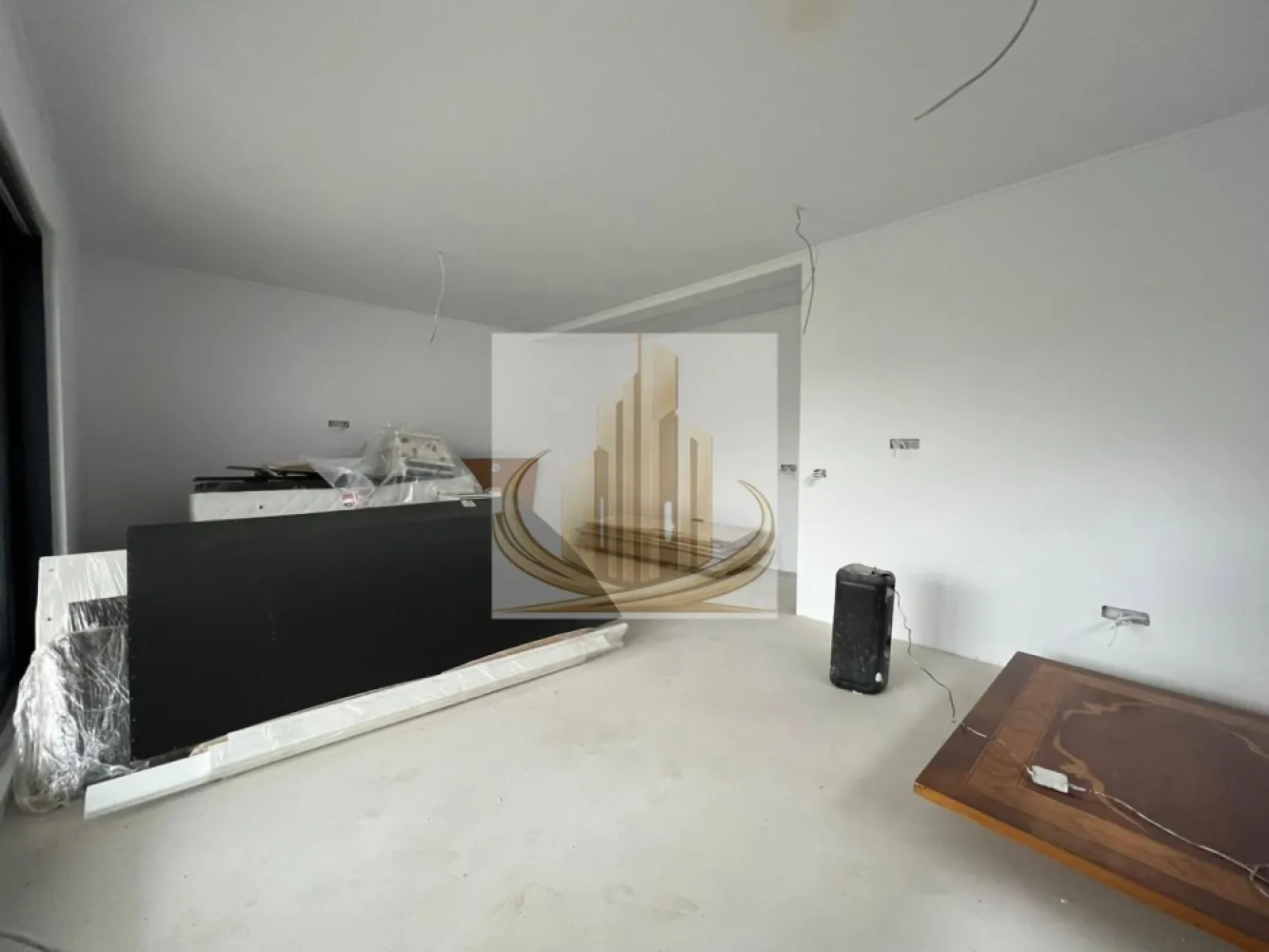 🔑 Duplex Premium | Dumbrăvița – Belvedere | Lângă Lac | 125 mp utili - Grand Mobilis Imobiliare vă propune spre vânzare un duplex deosebit, situat în Dumbrăvița, zona Belvedere – o locație exclusivă, apreciată pentru liniște, natură și accesibilitate. Proprietatea se remarcă prin compartimentarea inteligentă, spațiile generoase și materialele de calitate superioară utilizate în construcție, fiind ideală pentru o familie care își dorește confort, intimitate și un stil de viață echilibrat. 📐 Suprafață utilă: 125 mp 🏡 Compartimentare: Parter: Hol de acces Baie cu duș Bucătărie închisă + terasă Living generos și luminos Terasă acoperită (20 mp) – perfectă pentru relaxare Casa scării Cameră tehnică (acces din terasă) Etaj: Hol Dormitor matrimonial cu dressing și baie proprie, cu vedere panoramică spre lac 2 dormitoare secundare Baie cu cadă Pod cu spațiu generos de depozitare 🏢 Dotări și finisaje premium: Încălzire în pardoseală + centrală termică pe gaz Geamuri tripan Salamander (92 mm) – gamă de top, izolație excelentă Rulouri electrice cu telecomandă Sistem de climatizare în fiecare încăpere Zidărie de 30 cm + izolație cu perete dublu Proprietatea este pregătită pentru montarea unui sistem de panouri fotovoltaice 2 locuri de parcare în curte 🌿 Beneficii suplimentare: Accesul auto in curte este prevazut cu poarta cu telecoanda Curent trifazic (posibilitate de montare a unei statie de incarcare masina electrica) Anexă în curte, conectată la toate utilitățile (gaz, apă, canalizare, curent) Proprietatea dispune de toate utilitățile Accesul se face pe un drum pietruit (~50 m), însă strada este în program de asfaltare (toamna acestui an) 📍 Locație – un real avantaj: Poziționare excelentă, lângă lac, ideală pentru plimbări și relaxare în natură Zonă liniștită, perfectă pentru familii În apropiere: magazine, farmacii, spații verzi Acces facil către centrul Dumbrăviței, principalele artere ale orașului și centura ocolitoare 💼 Recomandare: Această proprietate este ideală pentru o familie care își dorește un cămin modern, spațios și bine poziționat, într-un cadru natural deosebit, dar totodată conectat la oraș. 📞 Pentru mai multe informații și programarea unei vizionări, echipa Grand Mobilis Imobiliare vă stă la dispoziție! }}