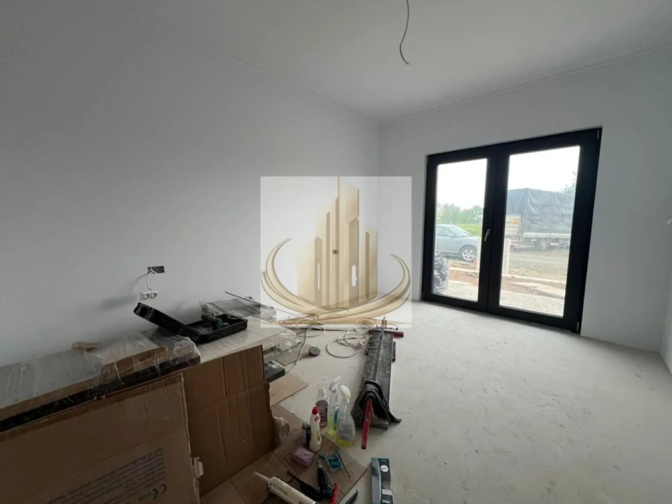 🔑 Duplex Premium | Dumbrăvița – Belvedere | Lângă Lac | 125 mp utili - Grand Mobilis Imobiliare vă propune spre vânzare un duplex deosebit, situat în Dumbrăvița, zona Belvedere – o locație exclusivă, apreciată pentru liniște, natură și accesibilitate. Proprietatea se remarcă prin compartimentarea inteligentă, spațiile generoase și materialele de calitate superioară utilizate în construcție, fiind ideală pentru o familie care își dorește confort, intimitate și un stil de viață echilibrat. 📐 Suprafață utilă: 125 mp 🏡 Compartimentare: Parter: Hol de acces Baie cu duș Bucătărie închisă + terasă Living generos și luminos Terasă acoperită (20 mp) – perfectă pentru relaxare Casa scării Cameră tehnică (acces din terasă) Etaj: Hol Dormitor matrimonial cu dressing și baie proprie, cu vedere panoramică spre lac 2 dormitoare secundare Baie cu cadă Pod cu spațiu generos de depozitare 🏢 Dotări și finisaje premium: Încălzire în pardoseală + centrală termică pe gaz Geamuri tripan Salamander (92 mm) – gamă de top, izolație excelentă Rulouri electrice cu telecomandă Sistem de climatizare în fiecare încăpere Zidărie de 30 cm + izolație cu perete dublu Proprietatea este pregătită pentru montarea unui sistem de panouri fotovoltaice 2 locuri de parcare în curte 🌿 Beneficii suplimentare: Accesul auto in curte este prevazut cu poarta cu telecoanda Curent trifazic (posibilitate de montare a unei statie de incarcare masina electrica) Anexă în curte, conectată la toate utilitățile (gaz, apă, canalizare, curent) Proprietatea dispune de toate utilitățile Accesul se face pe un drum pietruit (~50 m), însă strada este în program de asfaltare (toamna acestui an) 📍 Locație – un real avantaj: Poziționare excelentă, lângă lac, ideală pentru plimbări și relaxare în natură Zonă liniștită, perfectă pentru familii În apropiere: magazine, farmacii, spații verzi Acces facil către centrul Dumbrăviței, principalele artere ale orașului și centura ocolitoare 💼 Recomandare: Această proprietate este ideală pentru o familie care își dorește un cămin modern, spațios și bine poziționat, într-un cadru natural deosebit, dar totodată conectat la oraș. 📞 Pentru mai multe informații și programarea unei vizionări, echipa Grand Mobilis Imobiliare vă stă la dispoziție! }}