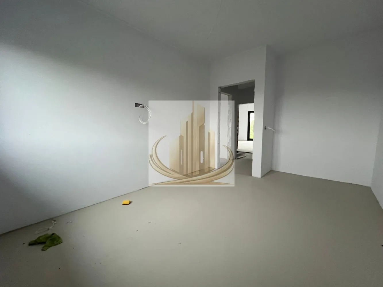 🔑 Duplex Premium | Dumbrăvița – Belvedere | Lângă Lac | 125 mp utili - Grand Mobilis Imobiliare vă propune spre vânzare un duplex deosebit, situat în Dumbrăvița, zona Belvedere – o locație exclusivă, apreciată pentru liniște, natură și accesibilitate. Proprietatea se remarcă prin compartimentarea inteligentă, spațiile generoase și materialele de calitate superioară utilizate în construcție, fiind ideală pentru o familie care își dorește confort, intimitate și un stil de viață echilibrat. 📐 Suprafață utilă: 125 mp 🏡 Compartimentare: Parter: Hol de acces Baie cu duș Bucătărie închisă + terasă Living generos și luminos Terasă acoperită (20 mp) – perfectă pentru relaxare Casa scării Cameră tehnică (acces din terasă) Etaj: Hol Dormitor matrimonial cu dressing și baie proprie, cu vedere panoramică spre lac 2 dormitoare secundare Baie cu cadă Pod cu spațiu generos de depozitare 🏢 Dotări și finisaje premium: Încălzire în pardoseală + centrală termică pe gaz Geamuri tripan Salamander (92 mm) – gamă de top, izolație excelentă Rulouri electrice cu telecomandă Sistem de climatizare în fiecare încăpere Zidărie de 30 cm + izolație cu perete dublu Proprietatea este pregătită pentru montarea unui sistem de panouri fotovoltaice 2 locuri de parcare în curte 🌿 Beneficii suplimentare: Accesul auto in curte este prevazut cu poarta cu telecoanda Curent trifazic (posibilitate de montare a unei statie de incarcare masina electrica) Anexă în curte, conectată la toate utilitățile (gaz, apă, canalizare, curent) Proprietatea dispune de toate utilitățile Accesul se face pe un drum pietruit (~50 m), însă strada este în program de asfaltare (toamna acestui an) 📍 Locație – un real avantaj: Poziționare excelentă, lângă lac, ideală pentru plimbări și relaxare în natură Zonă liniștită, perfectă pentru familii În apropiere: magazine, farmacii, spații verzi Acces facil către centrul Dumbrăviței, principalele artere ale orașului și centura ocolitoare 💼 Recomandare: Această proprietate este ideală pentru o familie care își dorește un cămin modern, spațios și bine poziționat, într-un cadru natural deosebit, dar totodată conectat la oraș. 📞 Pentru mai multe informații și programarea unei vizionări, echipa Grand Mobilis Imobiliare vă stă la dispoziție! }}