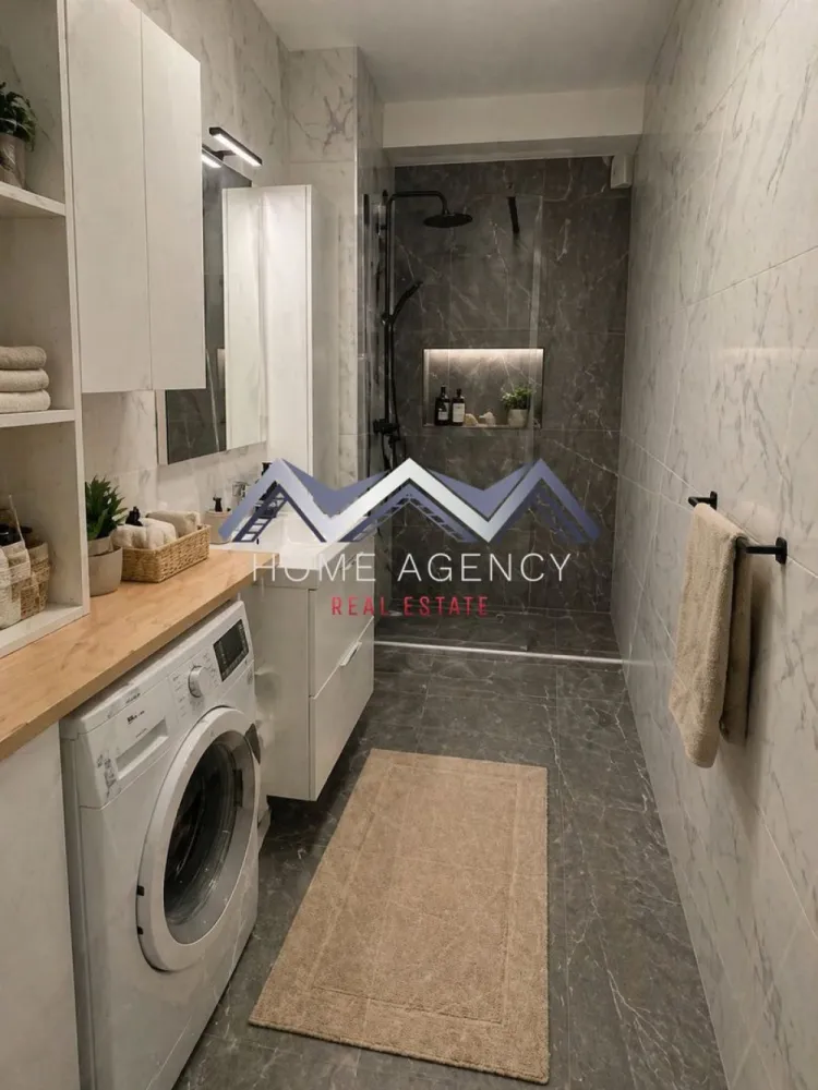 Apartament 3 camere Otopeni | preț final - Vă propunem, spre vânzare, un apartament modern cu 3 camere, situat în Otopeni, într-un imobil nou, ideal atât pentru locuit, cât și pentru investiție sigură. Prețul afișat este final, include TVA și un loc de parcare – comision 0% Apartamentul se remarcă printr-o compartimentare eficientă și bine gândită. Zona de zi este spațioasă, luminoasă și aerisită, cu acces direct către balcon, fiind completată de o baie generoasă (duș walk-in). Dormitoarele sunt poziționate separat pentru un plus de confort și intimitate. Dormitorul matrimonial beneficiază de baie proprie (cu cadă) și acces spre balcon, iar cel de-al doilea dormitor, cu o suprafață utilă de 15 mp, este ideal pentru copii, oaspeți sau poate fi amenajat ca birou ori dressing. Locuința se predă „la cheie”, cu finisaje moderne și obiecte sanitare montate. În plus, dispune de centrală proprie, asigurând confort termic și costuri optimizate. Apartamentul este disponibil la etajele 2 și 3 și reprezintă o alegere excelentă pentru cei care își doresc o locuință modernă, bine compartimentată și luminoasă. Imobilul (D+P+3) este nou, racordat la toate utilitățile și amplasat într-o zonă liniștită, în plină dezvoltare. Beneficiază de străzi asfaltate, iluminat public și acces facil la transportul în comun, stația fiind chiar în fața complexului. Pozele sunt reale, apartamentul se vinde nemobilat, randările reprezintă doar sugestii de amenajare. Programează acum o vizionare! }}