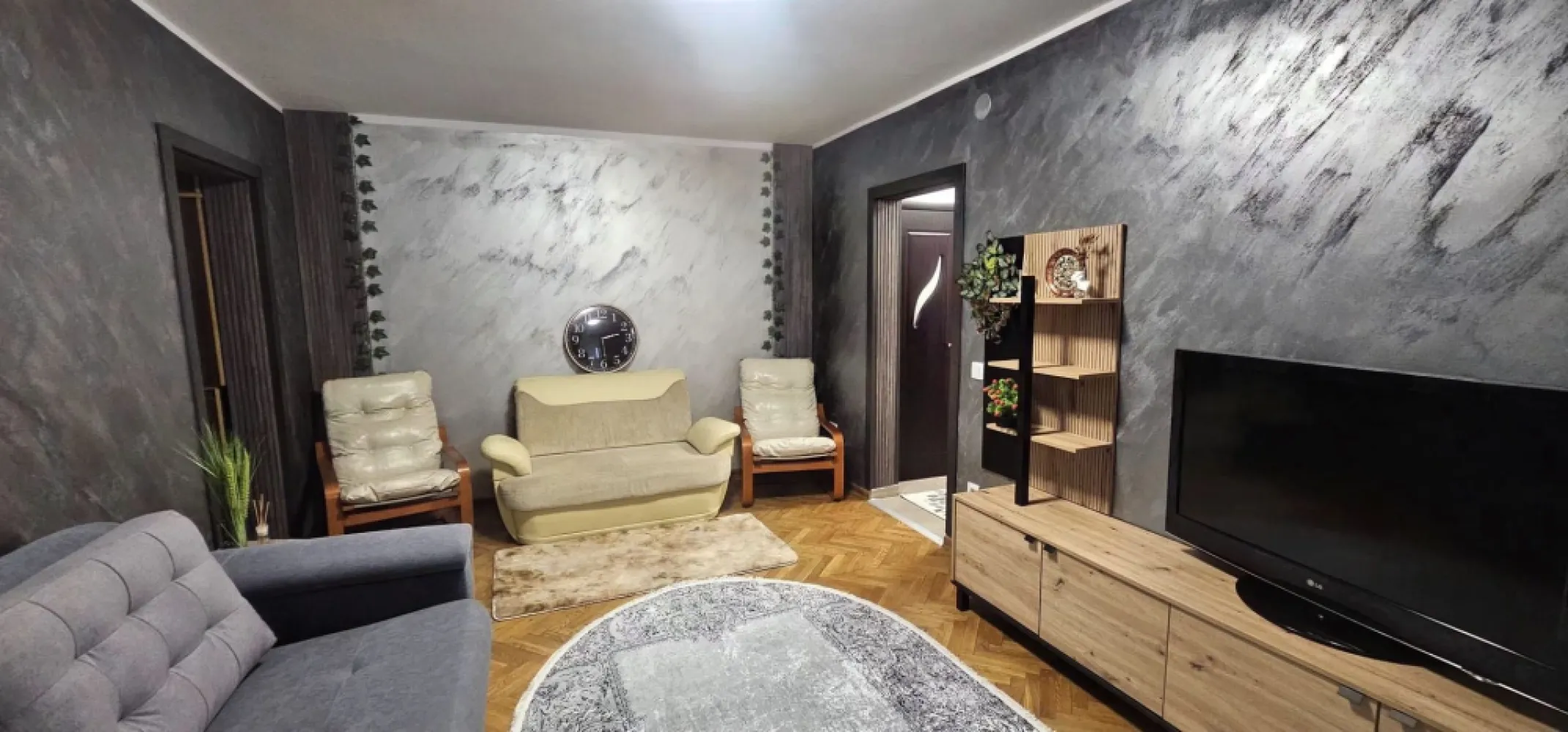 Apartament 2 camere renovat, mobilat si utilat - zona Cosbuc – Tribunal - Va propunem spre vanzare sau inchiriere un apartament cu 2 camere, semidecomandat, situat intr-o zona centrala si foarte cautata a orasului, pe strada Cosbuc, in imediata apropiere a Tribunalului. Apartamentul este amplasat la etajul 6 al unui imobil bine intretinut si are o suprafata de aproximativ 56 mp, fiind ideal atat pentru locuit, cat si pentru investitie. Proprietatea a fost recent renovata, se prezinta intr-o stare foarte buna si se preda complet mobilata si utilata, exact ca in fotografii, oferind viitorului proprietar sau chirias confort imediat, fara alte investitii suplimentare. Zona beneficiaza de acces rapid la institutii publice, mijloace de transport, magazine, scoli, restaurante si zone de interes central, ceea ce face ca aceasta proprietate sa fie extrem de atractiva. Pret vanzare: 78.000 euro Comision 0% de la cumparator Pentru mai multe detalii sau programarea unei vizionari, va rugam sa contactati: Ene Liliana - 0746 252 252 - MAG Invest }}