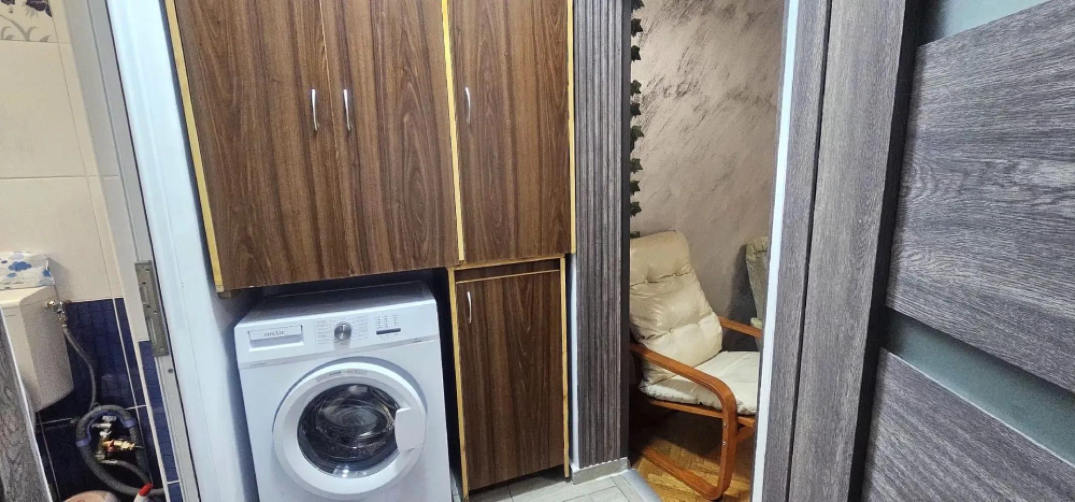 Apartament 2 camere renovat, mobilat si utilat - zona Cosbuc – Tribunal - Va propunem spre vanzare sau inchiriere un apartament cu 2 camere, semidecomandat, situat intr-o zona centrala si foarte cautata a orasului, pe strada Cosbuc, in imediata apropiere a Tribunalului. Apartamentul este amplasat la etajul 6 al unui imobil bine intretinut si are o suprafata de aproximativ 56 mp, fiind ideal atat pentru locuit, cat si pentru investitie. Proprietatea a fost recent renovata, se prezinta intr-o stare foarte buna si se preda complet mobilata si utilata, exact ca in fotografii, oferind viitorului proprietar sau chirias confort imediat, fara alte investitii suplimentare. Zona beneficiaza de acces rapid la institutii publice, mijloace de transport, magazine, scoli, restaurante si zone de interes central, ceea ce face ca aceasta proprietate sa fie extrem de atractiva. Pret vanzare: 78.000 euro Comision 0% de la cumparator Pentru mai multe detalii sau programarea unei vizionari, va rugam sa contactati: Ene Liliana - 0746 252 252 - MAG Invest }}